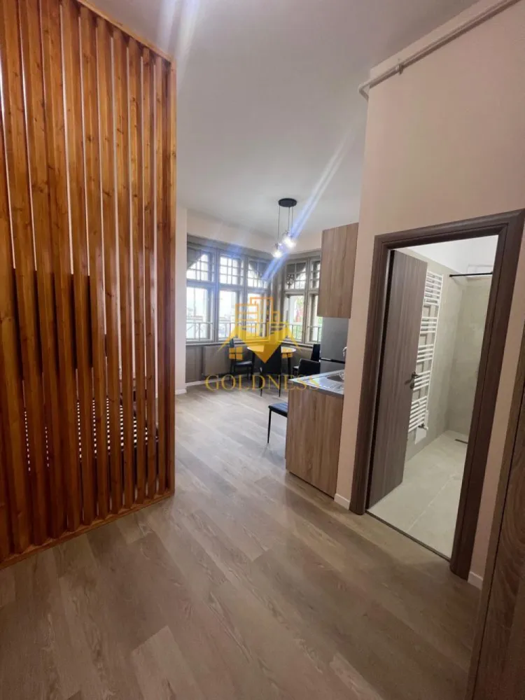 1 camera SemiCentral, Calea Turzii, Nicolae Titulescu, Avram Iancu - GOLDNESS Imobiliare vă propune spre închiriere un apartament cu 1 camere complet mobilat și utilat, la etajul 1 într-un imobil de 2 etaje, SemiCentral.
Dispune de loc de parcare în curtea comuna.
Se află în apropierea stațiilor de transport în comun, magazine, restaurante, spații verzi, farmacii, etc. 

Apartamentul este compartimentat astfel:
 - camera cu pat matrimonial, dressing, noptiere
 - bucătărie complet utilată și mobilată, loc de servit masa 
 - baie cu dus walkin, calorifer port prosop și dulap pentru depozitare.

Imobilul este dotat cu toate cele necesare- centrală proprie, frigider, aragaz, hotă, mașină de spălat haine, etc. 

Dacă sunteți interesați de acest apartament și doriți să îl vizionați, dar și pentru alte oferte nu ezitați să ne contactați telefonic sau prin e-mail. Vă stăm la dispoziție!
Pentru intermediere se percepe un comision de 50% din prețul chiriei!