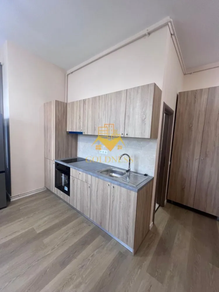 1 camera SemiCentral, Calea Turzii, Nicolae Titulescu, Avram Iancu - GOLDNESS Imobiliare vă propune spre închiriere un apartament cu 1 camere complet mobilat și utilat, la etajul 1 într-un imobil de 2 etaje, SemiCentral.
Dispune de loc de parcare în curtea comuna.
Se află în apropierea stațiilor de transport în comun, magazine, restaurante, spații verzi, farmacii, etc. 

Apartamentul este compartimentat astfel:
 - camera cu pat matrimonial, dressing, noptiere
 - bucătărie complet utilată și mobilată, loc de servit masa 
 - baie cu dus walkin, calorifer port prosop și dulap pentru depozitare.

Imobilul este dotat cu toate cele necesare- centrală proprie, frigider, aragaz, hotă, mașină de spălat haine, etc. 

Dacă sunteți interesați de acest apartament și doriți să îl vizionați, dar și pentru alte oferte nu ezitați să ne contactați telefonic sau prin e-mail. Vă stăm la dispoziție!
Pentru intermediere se percepe un comision de 50% din prețul chiriei!