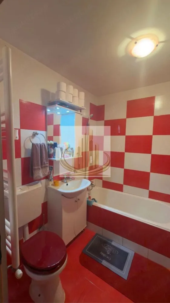 De vanzare Apartament 2 camere Aradului - Vă prezentăm spre vânzare un apartament decomandat cu 2 camere, situat într-una dintre cele mai căutate și aerisite zone din Timișoara – Calea Aradului, pe Strada Felix.

Ideal pentru mutare imediată!
Apartamentul se află într-un bloc solid, construit în anul 1980, și oferă tot confortul necesar unei vieți urbane moderne.

Detalii principale:
Suprafață utilă: 54 mp, excelent compartimentați
Etaj: 4/4
Acoperiș din țiglă – avantaj important pentru protecție termică și hidroizolație superioară
Renovat complet în 2012 și întreținut impecabil
Se vinde complet mobilat și utilat – exact ca în fotografii. Te muți doar cu hainele!

Localizare excelentă:
Aproape de Iulius Town
Acces rapid către Auchan, Selgros, Decathlon și universități
Zonă liniștită, retrasă de la traficul intens
Conexiuni rapide către centrul orașului și autostradă

Preț ușor negociabil!

Pentru mai multe detalii sau programarea unei vizionări, vă stăm cu drag la dispoziție!

ID intern CP3079656
