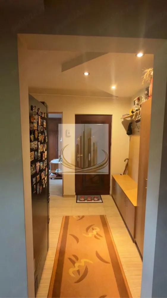 De vanzare Apartament 2 camere Aradului - Vă prezentăm spre vânzare un apartament decomandat cu 2 camere, situat într-una dintre cele mai căutate și aerisite zone din Timișoara – Calea Aradului, pe Strada Felix.

Ideal pentru mutare imediată!
Apartamentul se află într-un bloc solid, construit în anul 1980, și oferă tot confortul necesar unei vieți urbane moderne.

Detalii principale:
Suprafață utilă: 54 mp, excelent compartimentați
Etaj: 4/4
Acoperiș din țiglă – avantaj important pentru protecție termică și hidroizolație superioară
Renovat complet în 2012 și întreținut impecabil
Se vinde complet mobilat și utilat – exact ca în fotografii. Te muți doar cu hainele!

Localizare excelentă:
Aproape de Iulius Town
Acces rapid către Auchan, Selgros, Decathlon și universități
Zonă liniștită, retrasă de la traficul intens
Conexiuni rapide către centrul orașului și autostradă

Preț ușor negociabil!

Pentru mai multe detalii sau programarea unei vizionări, vă stăm cu drag la dispoziție!

ID intern CP3079656