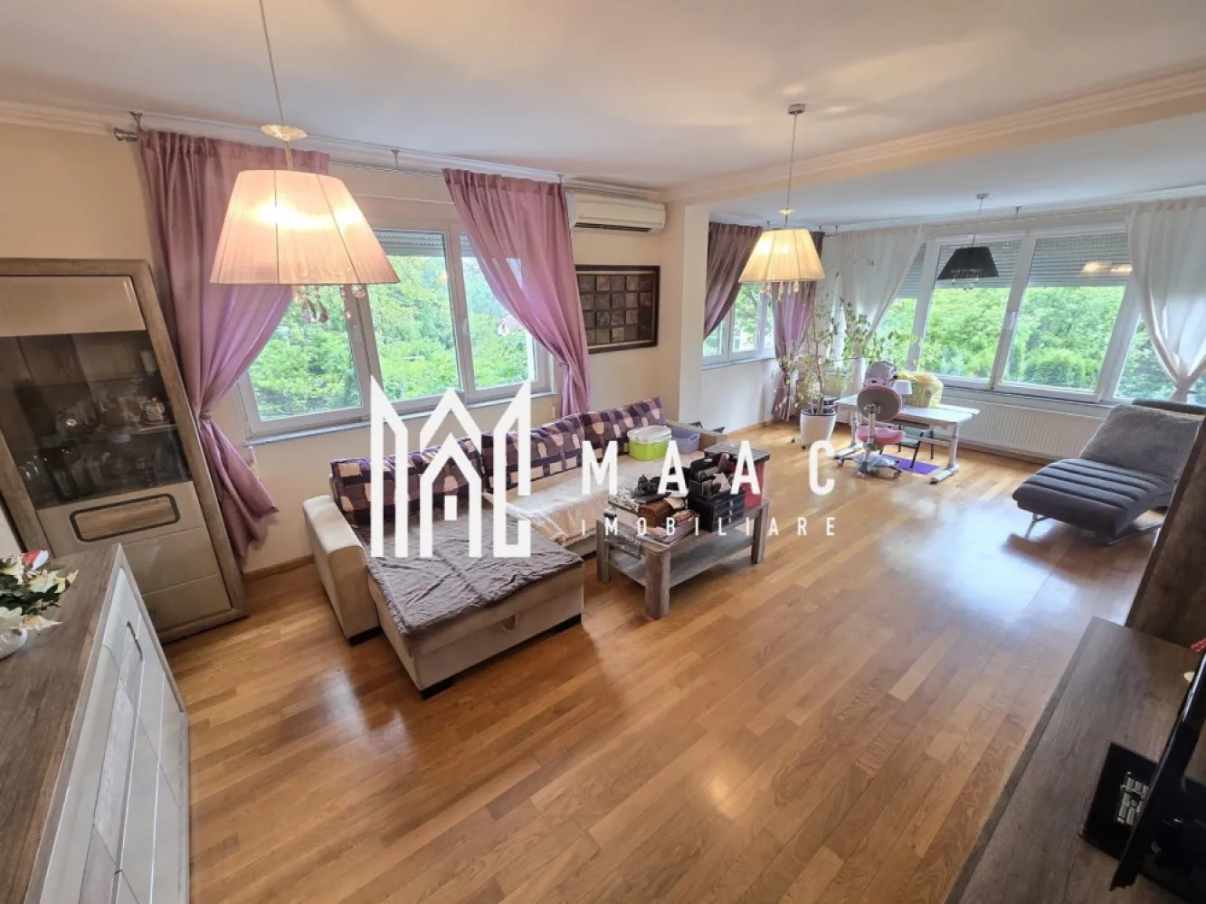 Apartament superb cu gradina zona Sub Arini - Agentia imobiliara Maac va propune spre inchiriere un apartament modern cu gradina cu 2 camere decomandate situat in zona Sub Arini Arsenal Park.
 Apartamentul dispune de hol la intrare, baie cu cabina de dus si geam de aerisire , dormitor matrimonial cu iesire pe o terasa superba inchisa in termopan, living spatios , bucatarie cu loc de luat masa , camera depozitare cu acces din bucatarie si o gradina cu zona de relaxare si iaz cu pesti.
Apartamentul se inchiriaza mobilat si utilat .
Pentru mai multe detalii specificati CP3079613 la telefon.
