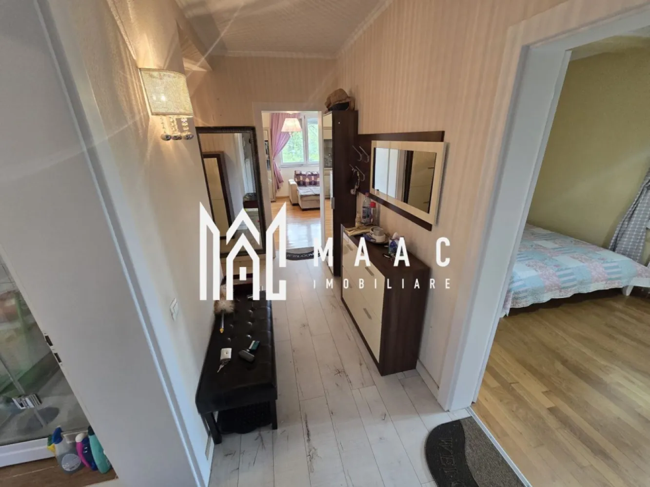 Apartament superb cu gradina zona Sub Arini - Agentia imobiliara Maac va propune spre inchiriere un apartament modern cu gradina cu 2 camere decomandate situat in zona Sub Arini Arsenal Park.
 Apartamentul dispune de hol la intrare, baie cu cabina de dus si geam de aerisire , dormitor matrimonial cu iesire pe o terasa superba inchisa in termopan, living spatios , bucatarie cu loc de luat masa , camera depozitare cu acces din bucatarie si o gradina cu zona de relaxare si iaz cu pesti.
Apartamentul se inchiriaza mobilat si utilat .
Pentru mai multe detalii specificati CP3079613 la telefon.