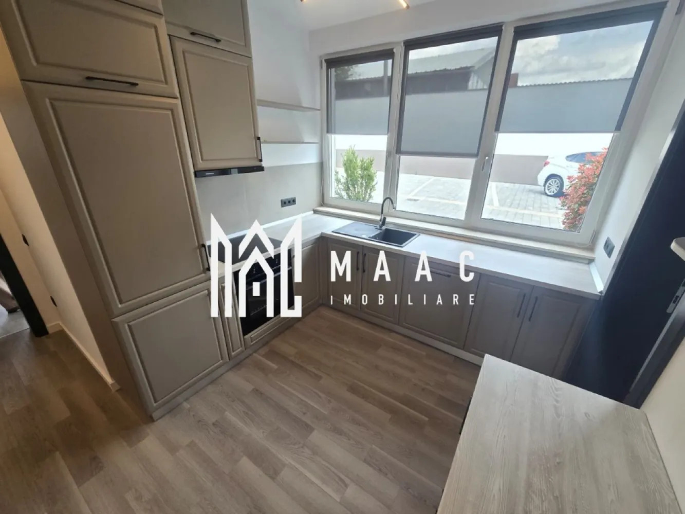 Apartament modern 3 camere gradina 2 locuri parcare Turnisor - PRIMA INCHIRIERE !!!

Agentie imobiliara Maac va propune spre inchiriere un apartament modern situat la parter cu gradina de 100 mp si 2 locuri de parcare situat in zona Turnisor strada Bieltz.

Avantaje:

- mobilat si utilat modern
- incalzire in pardoseala
- iesire in curtea privata din toate incaperile
- 2 locuri de parcare
- aer conditionat in toate incaperile 
- una din camere este mobilata ca si birou
- zona linistita curte cu bariera

Pentru mai multe detalii va rog speficati CP3078938 la telefon .