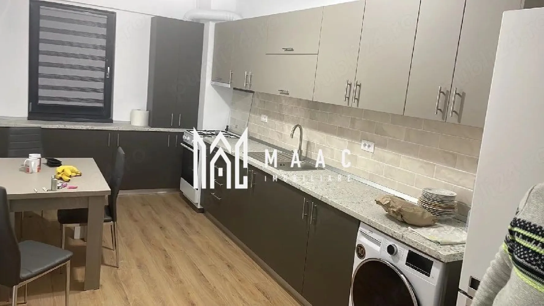 Studio |Parter| 42 MPU | Veranda Rezidence | - MAAC Imobiliare vă propune spre vânzare un studio modern, complet mobilat și utilat, situat în complexul rezidențial Veranda Residence, într-un imobil construit în anul 2023. Proprietatea are o suprafață utilă de 42 mp și este amplasată la parter înalt, oferind confort, intimitate și acces facil. Datorită compartimentării practice și dotărilor moderne, studioul reprezintă o alegere excelentă atât pentru locuire personală, cât și pentru investiție în vederea închirierii.

Locuința beneficiază de o cameră spațioasă și luminoasă, bucătărie utilată, baie și hol cu spații de depozitare, fiind amenajată pentru a oferi funcționalitate și confort în utilizarea zilnică. Proprietatea se vinde complet mobilată și utilată, fiind pregătită pentru mutare imediată.

Caracteristici:
-Studio modern
-Suprafață utilă de 42 mp
-Parter înalt
-Bloc construit în anul 2023
-Complet mobilat și utilat
-Compartimentare practică și funcțională
-Ideal pentru locuit sau investiție

Compartimentare:
-Cameră spațioasă
-Bucătărie utilată
-Baie
-Hol cu spații de depozitare

Dotări:
-Încălzire în pardoseală
-Aer condiționat
-Videointerfon
-Rulouri exterioare acționate electric prin telecomandă
-Electrocasnice incluse

Avantaje:
-Imobil nou, finalizat în 2023
-Complex rezidențial modern – Veranda Residence
-Acces rapid către magazine, transport și puncte de interes
-Ideal pentru mutare imediată
-Potrivit atât pentru locuință personală, cât și pentru închiriere

Pentru mai multe informații sau pentru programarea unei vizionări, vă rugăm să menționați la telefon numărul CP3077595.