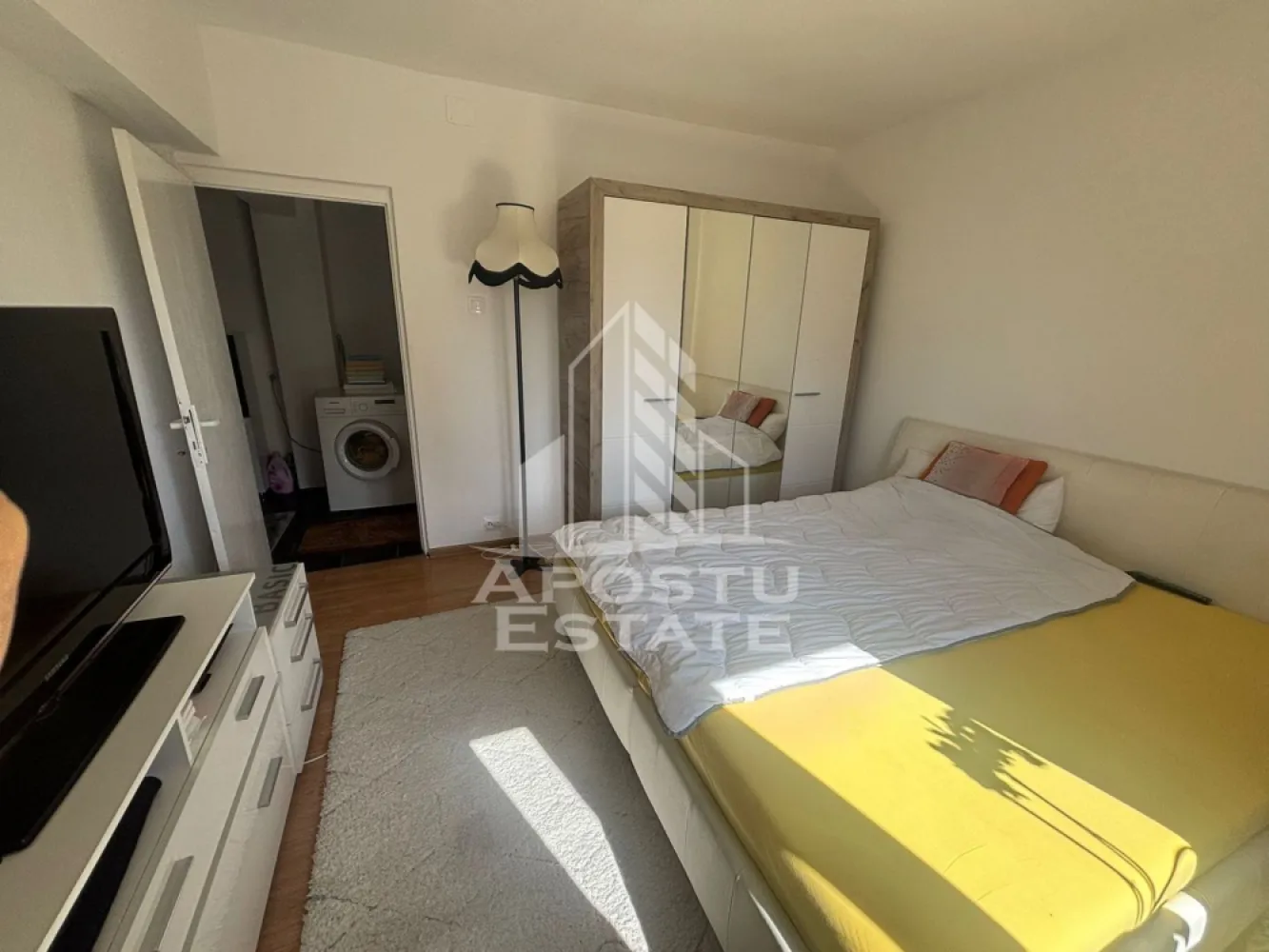 Apartament cu 2 camere ,de inchiriat ,Zona Simion Barnutiu - Timisoara - Agentia imobiliara APOSTU ESTATE va propune spre inchiriere un apartament cu 2 camere, spatios si luminos, situat in zona Simion Barnutiu , o zona linistita si bine pozitionata din Timisoara, potrivit pentru cupluri,familii, sau studenti care isi doresc o locuinta unde sa se simta confortabil si cu acces facil catre scoli, statii de autobuz, supermarketuri , magazine de zona, parcuri.

Suprafata utila: 55 mp
Compartimentare eficienta:
-Hol de acces generos
-Bucatarie complet mobilata si utilata, cu loc de luat masa
-Living luminos si spatios- se va adăuga un pat in locul canapelei 
-Dormitor mobilat si utilat - se va schimb patul 
-Baie prevazuta cu cada

Confort si facilitati:
-Incalzirea apartamentului: centrala proprie 
-Apartamentul este complet mobilat si utilat
-Se accepta animale de companie de catre proprietar

Localizare:
-Timis,Timisoara, zona Simion Barnutiu – acces facil spre magazine, supermarketul Lidl, scoli, parcuri si mijloace de transport in comun.

Ideal pentru:
-Familii
-Cupluri
-Studenti

Pret chirie lunara: 480 e - usor negociabil 
Programeaza o vizionare pentru a-ti putea imagina viitorul aici!
ID intern: CP3064864