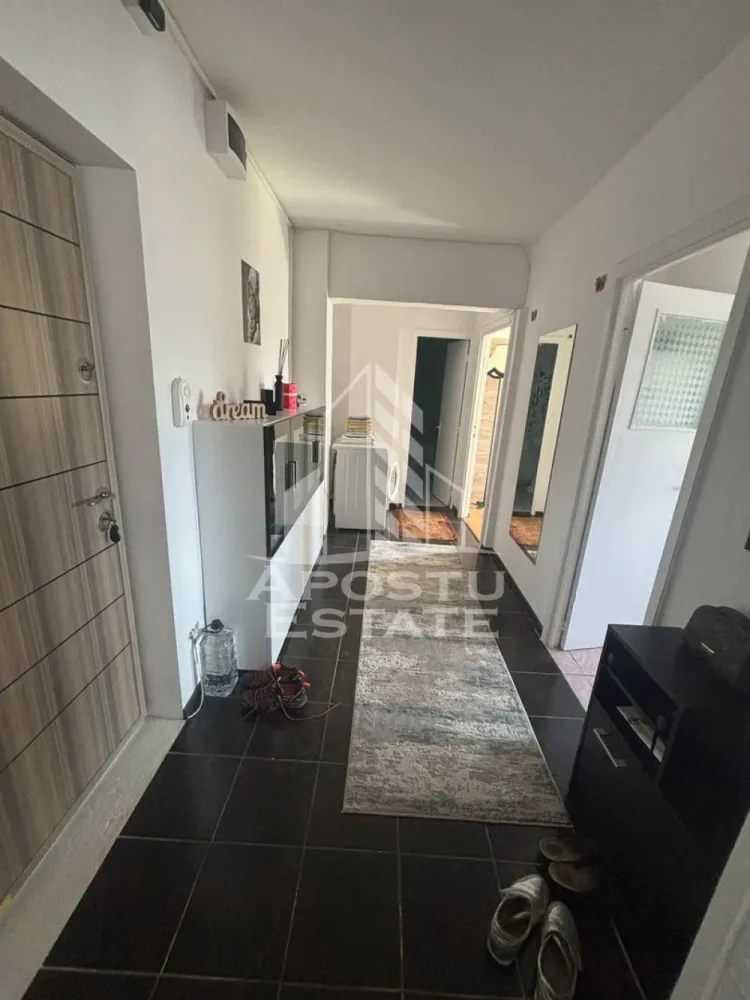 Apartament cu 2 camere ,de inchiriat ,Zona Simion Barnutiu - Timisoara - Agentia imobiliara APOSTU ESTATE va propune spre inchiriere un apartament cu 2 camere, spatios si luminos, situat in zona Simion Barnutiu , o zona linistita si bine pozitionata din Timisoara, potrivit pentru cupluri,familii, sau studenti care isi doresc o locuinta unde sa se simta confortabil si cu acces facil catre scoli, statii de autobuz, supermarketuri , magazine de zona, parcuri.

Suprafata utila: 55 mp
Compartimentare eficienta:
-Hol de acces generos
-Bucatarie complet mobilata si utilata, cu loc de luat masa
-Living luminos si spatios- se va adăuga un pat in locul canapelei 
-Dormitor mobilat si utilat - se va schimb patul 
-Baie prevazuta cu cada

Confort si facilitati:
-Incalzirea apartamentului: centrala proprie 
-Apartamentul este complet mobilat si utilat
-Se accepta animale de companie de catre proprietar

Localizare:
-Timis,Timisoara, zona Simion Barnutiu – acces facil spre magazine, supermarketul Lidl, scoli, parcuri si mijloace de transport in comun.

Ideal pentru:
-Familii
-Cupluri
-Studenti

Pret chirie lunara: 480 e - usor negociabil 
Programeaza o vizionare pentru a-ti putea imagina viitorul aici!
ID intern: CP3064864