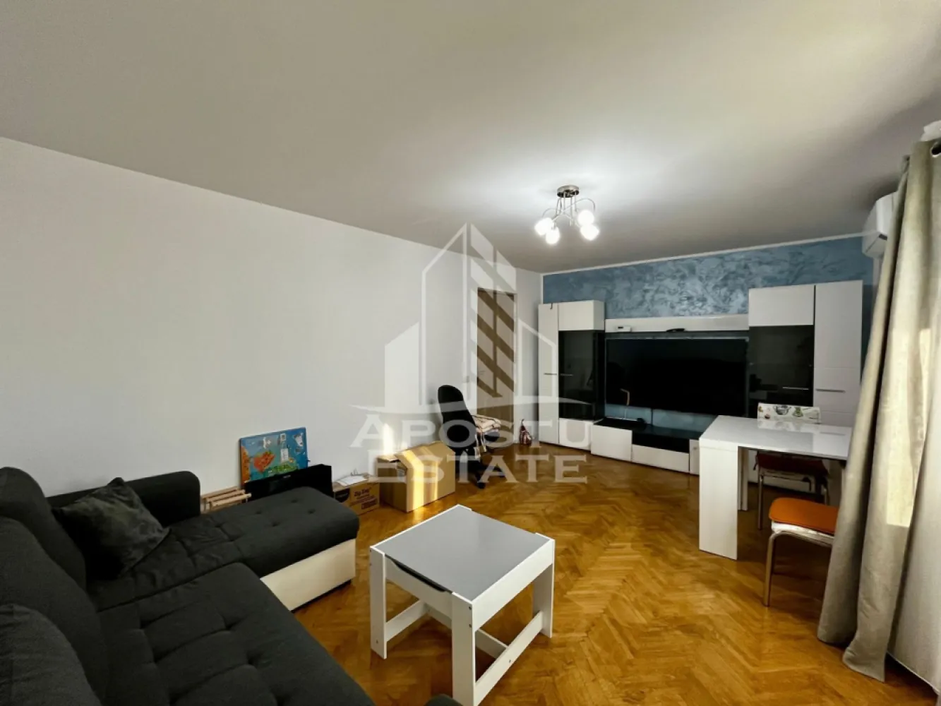Apartament 3 camere de vanzare, etaj 2, zona Lipovei, Timisoara - APOSTU ESTATE va ofera spre vanzare un apartament cu 3 camere, decomandat, situat la etaj intermediar, etajul 2, al unui imobil construit in anul 1984, in zona de Nord a oraşului Timisoara, judetul Timis. Zona Lipovei, zona foarte bine cotata si apreciata pentru accesibilitate si facilitati.
Se strang fonduri pentru anvelopare exterioara si avem 2 apartamente pe etaj. Apartamentul a fost complet renovat in 2019.
Apartamentul detine boxa de depozitare foarte spatioasa.
Distante: 5 min cu masina fata de Iulius Town, 2 min cu masina fata de complexul comercial Bega Lipovei, Scoala Gimnaziala nr. 7 "Sf. Maria" la 3min cu masina, scoala Wendy la 15 min de mers pe jos, Centrul orasului la 13 min cu masina.
Locuinta are o suprafata utila de 66,1mp, la care se adauga 2 balcoane inchise in termopan de 7,4mpu.Apartamentul se vinde complet mobilat si utilat, fiind pregatit pentru mutare imediata sau pentru inchiriere.
Compartimentarea este eficienta si functionala, avem vedere pe doua parti, hol de acces generos, living spatios, dormitor principal cu zona de birou integrata ,al doilea dormitor cu logie transformata in birou (ideal pentru work-from-home) 2 bai: una cu cada, una de serviciu, logie,2 balcoane inchise ,camara.
Dotari
- centrala termica Ariston 
- aer conditionat Samsung 
- bucatarie complet utilata: cuptor, plita, hota - Electrolux 
- frigider Samsung 
- uscator de rufe Beko
- masina de spalat Beko
- boxa la subsol (~12mp)
Finisajele sunt de inalta calitate, iar apartamentul are un aspect modern si cochet, mobila pe comanda.Confortul termic este asigurat prin centrala proprie pe gaz si calorifere. De asemenea, proprietatea beneficiaza de aer conditionat, iar costurile de intretinere sunt reduse.
Apartamentul reprezinta o alegere excelenta atat pentru locuinta proprie, cat si pentru investitie, datorita amplasarii, compartimentarii si dotarilor.
Agentia imobiliara Apostu Estate va ofera consultanta bancara gratuita prin intermediul colaboratorilor nostri pentru alegerea celui mai potrivit tip de credit, astfel incat tu sa devi noul proprietar al acestui apartament.
Va asteptam cu drag la o vizionare!
Id Intern: CP3064836