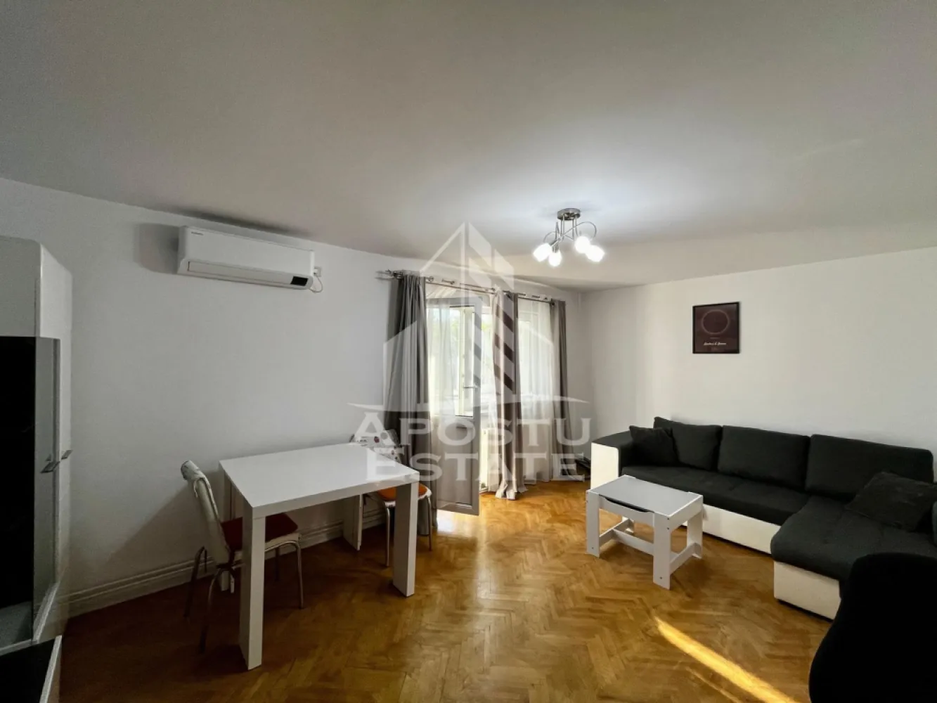 Apartament 3 camere de vanzare, etaj 2, zona Lipovei, Timisoara - APOSTU ESTATE va ofera spre vanzare un apartament cu 3 camere, decomandat, situat la etaj intermediar, etajul 2, al unui imobil construit in anul 1984, in zona de Nord a oraşului Timisoara, judetul Timis. Zona Lipovei, zona foarte bine cotata si apreciata pentru accesibilitate si facilitati.
Se strang fonduri pentru anvelopare exterioara si avem 2 apartamente pe etaj. Apartamentul a fost complet renovat in 2019.
Apartamentul detine boxa de depozitare foarte spatioasa.
Distante: 5 min cu masina fata de Iulius Town, 2 min cu masina fata de complexul comercial Bega Lipovei, Scoala Gimnaziala nr. 7 "Sf. Maria" la 3min cu masina, scoala Wendy la 15 min de mers pe jos, Centrul orasului la 13 min cu masina.
Locuinta are o suprafata utila de 66,1mp, la care se adauga 2 balcoane inchise in termopan de 7,4mpu.Apartamentul se vinde complet mobilat si utilat, fiind pregatit pentru mutare imediata sau pentru inchiriere.
Compartimentarea este eficienta si functionala, avem vedere pe doua parti, hol de acces generos, living spatios, dormitor principal cu zona de birou integrata ,al doilea dormitor cu logie transformata in birou (ideal pentru work-from-home) 2 bai: una cu cada, una de serviciu, logie,2 balcoane inchise ,camara.
Dotari
- centrala termica Ariston 
- aer conditionat Samsung 
- bucatarie complet utilata: cuptor, plita, hota - Electrolux 
- frigider Samsung 
- uscator de rufe Beko
- masina de spalat Beko
- boxa la subsol (~12mp)
Finisajele sunt de inalta calitate, iar apartamentul are un aspect modern si cochet, mobila pe comanda.Confortul termic este asigurat prin centrala proprie pe gaz si calorifere. De asemenea, proprietatea beneficiaza de aer conditionat, iar costurile de intretinere sunt reduse.
Apartamentul reprezinta o alegere excelenta atat pentru locuinta proprie, cat si pentru investitie, datorita amplasarii, compartimentarii si dotarilor.
Agentia imobiliara Apostu Estate va ofera consultanta bancara gratuita prin intermediul colaboratorilor nostri pentru alegerea celui mai potrivit tip de credit, astfel incat tu sa devi noul proprietar al acestui apartament.
Va asteptam cu drag la o vizionare!
Id Intern: CP3064836
