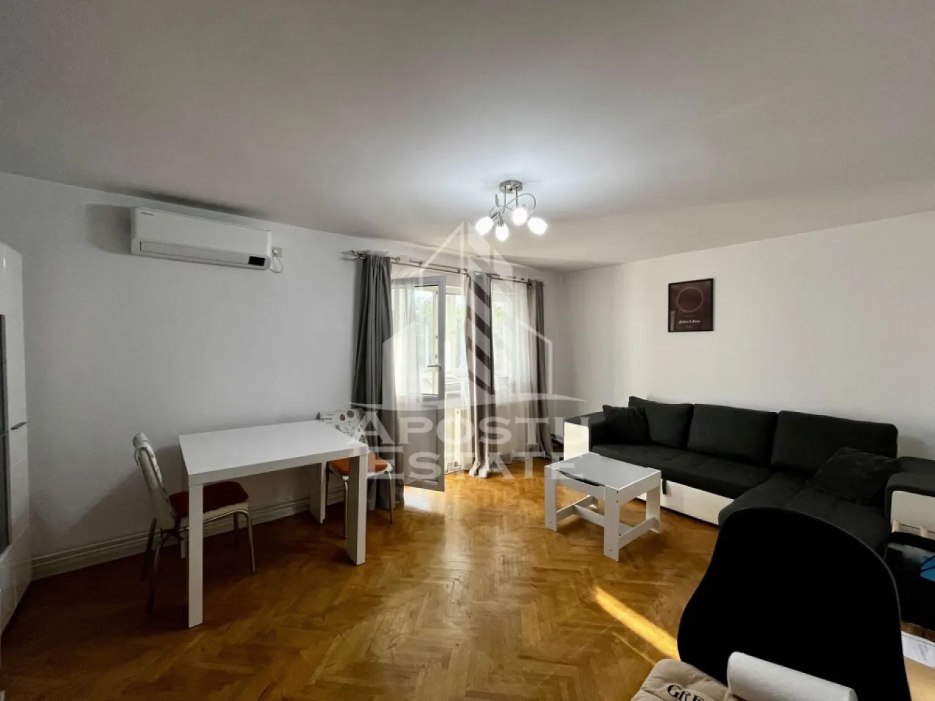 Apartament 3 camere de vanzare, etaj 2, zona Lipovei, Timisoara - APOSTU ESTATE va ofera spre vanzare un apartament cu 3 camere, decomandat, situat la etaj intermediar, etajul 2, al unui imobil construit in anul 1984, in zona de Nord a oraşului Timisoara, judetul Timis. Zona Lipovei, zona foarte bine cotata si apreciata pentru accesibilitate si facilitati.
Se strang fonduri pentru anvelopare exterioara si avem 2 apartamente pe etaj. Apartamentul a fost complet renovat in 2019.
Apartamentul detine boxa de depozitare foarte spatioasa.
Distante: 5 min cu masina fata de Iulius Town, 2 min cu masina fata de complexul comercial Bega Lipovei, Scoala Gimnaziala nr. 7 "Sf. Maria" la 3min cu masina, scoala Wendy la 15 min de mers pe jos, Centrul orasului la 13 min cu masina.
Locuinta are o suprafata utila de 66,1mp, la care se adauga 2 balcoane inchise in termopan de 7,4mpu.Apartamentul se vinde complet mobilat si utilat, fiind pregatit pentru mutare imediata sau pentru inchiriere.
Compartimentarea este eficienta si functionala, avem vedere pe doua parti, hol de acces generos, living spatios, dormitor principal cu zona de birou integrata ,al doilea dormitor cu logie transformata in birou (ideal pentru work-from-home) 2 bai: una cu cada, una de serviciu, logie,2 balcoane inchise ,camara.
Dotari
- centrala termica Ariston 
- aer conditionat Samsung 
- bucatarie complet utilata: cuptor, plita, hota - Electrolux 
- frigider Samsung 
- uscator de rufe Beko
- masina de spalat Beko
- boxa la subsol (~12mp)
Finisajele sunt de inalta calitate, iar apartamentul are un aspect modern si cochet, mobila pe comanda.Confortul termic este asigurat prin centrala proprie pe gaz si calorifere. De asemenea, proprietatea beneficiaza de aer conditionat, iar costurile de intretinere sunt reduse.
Apartamentul reprezinta o alegere excelenta atat pentru locuinta proprie, cat si pentru investitie, datorita amplasarii, compartimentarii si dotarilor.
Agentia imobiliara Apostu Estate va ofera consultanta bancara gratuita prin intermediul colaboratorilor nostri pentru alegerea celui mai potrivit tip de credit, astfel incat tu sa devi noul proprietar al acestui apartament.
Va asteptam cu drag la o vizionare!
Id Intern: CP3064836