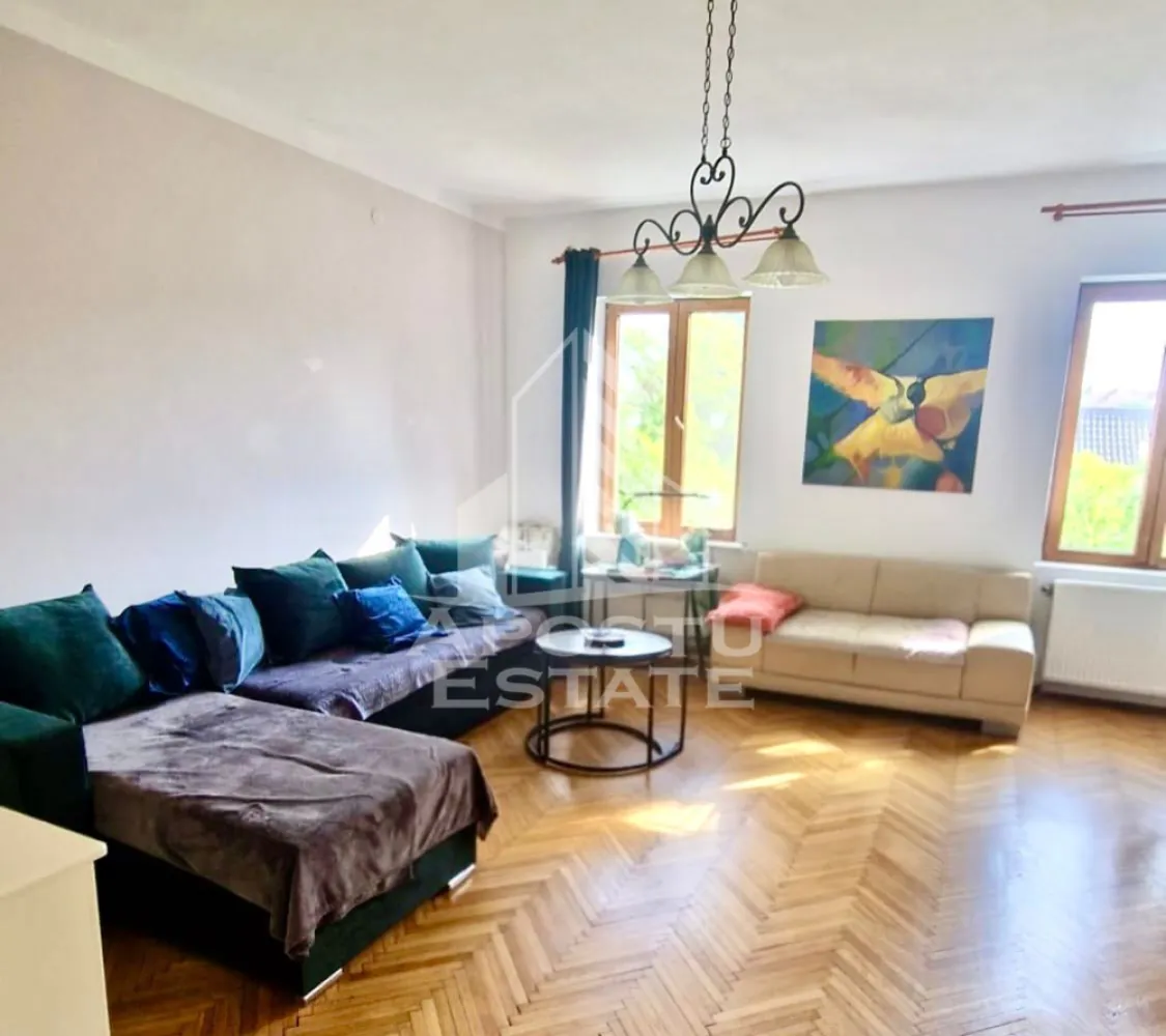 Apartament cu 2 camere si curte de inchiriat, zona Iosefin, Timisoara - Agentia imobiliara APOSTU ESTATE va propune spre inchiriere o casa cu 2 camere si curte comuna intr-o cladire istorica, foarte bine intretinuta, spatioasa si luminoasa, situata in zona Iosefin, o zona linistita si bine pozitionata din Timisoara, potrivit pentru o familie, un cuplu, studenti sau o persoana muncitoare si serioasa care isi doreste o locuinta unde sa se simta confortabil si cu acces facil spre scoli, statii de autobuz, supermarketuri , magazine de zona, parcuri.

Suprafata utila: 70 mp + curte comuna

Compartimentare eficienta:
-Hol de acces spre camere
-Bucatarie complet mobilata si utilata de catre proprietar
-Dormitor mobilat si utilat
-Baie prevazuta cu cada

Confort si facilitati:
-Incalzirea apartamentului: centrala proprie
-Apartamentul este complet mobilat si utilat
-Se accepta animale de companie ( pisica)

Vecinatati si puncte de interes:
- Magazine la 5-7 minute de mers pe jos
- Farmacie non-stop la 5 minute de mers pe jos
- Statie de tramvai la aproximativ 3-5 minute de mers pe jos
- Piata Maria la 5-7 minute de mers pe jos

Ideal pentru:
-Cupluri
- Familie
-Studenti
-Persoana singura si serioasa

Disponibilitate: 1 IUNIE
Pret chirie lunara: 400 EURO
Programeaza o vizionare pentru a-ti putea imagina viitorul aici!
ID intern: CP3064830