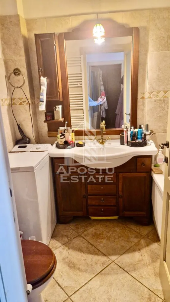 Apartament cu 2 camere si curte de inchiriat, zona Iosefin, Timisoara - Agentia imobiliara APOSTU ESTATE va propune spre inchiriere o casa cu 2 camere si curte comuna intr-o cladire istorica, foarte bine intretinuta, spatioasa si luminoasa, situata in zona Iosefin, o zona linistita si bine pozitionata din Timisoara, potrivit pentru o familie, un cuplu, studenti sau o persoana muncitoare si serioasa care isi doreste o locuinta unde sa se simta confortabil si cu acces facil spre scoli, statii de autobuz, supermarketuri , magazine de zona, parcuri.

Suprafata utila: 70 mp + curte comuna

Compartimentare eficienta:
-Hol de acces spre camere
-Bucatarie complet mobilata si utilata de catre proprietar
-Dormitor mobilat si utilat
-Baie prevazuta cu cada

Confort si facilitati:
-Incalzirea apartamentului: centrala proprie
-Apartamentul este complet mobilat si utilat
-Se accepta animale de companie ( pisica)

Vecinatati si puncte de interes:
- Magazine la 5-7 minute de mers pe jos
- Farmacie non-stop la 5 minute de mers pe jos
- Statie de tramvai la aproximativ 3-5 minute de mers pe jos
- Piata Maria la 5-7 minute de mers pe jos

Ideal pentru:
-Cupluri
- Familie
-Studenti
-Persoana singura si serioasa

Disponibilitate: 1 IUNIE
Pret chirie lunara: 400 EURO
Programeaza o vizionare pentru a-ti putea imagina viitorul aici!
ID intern: CP3064830