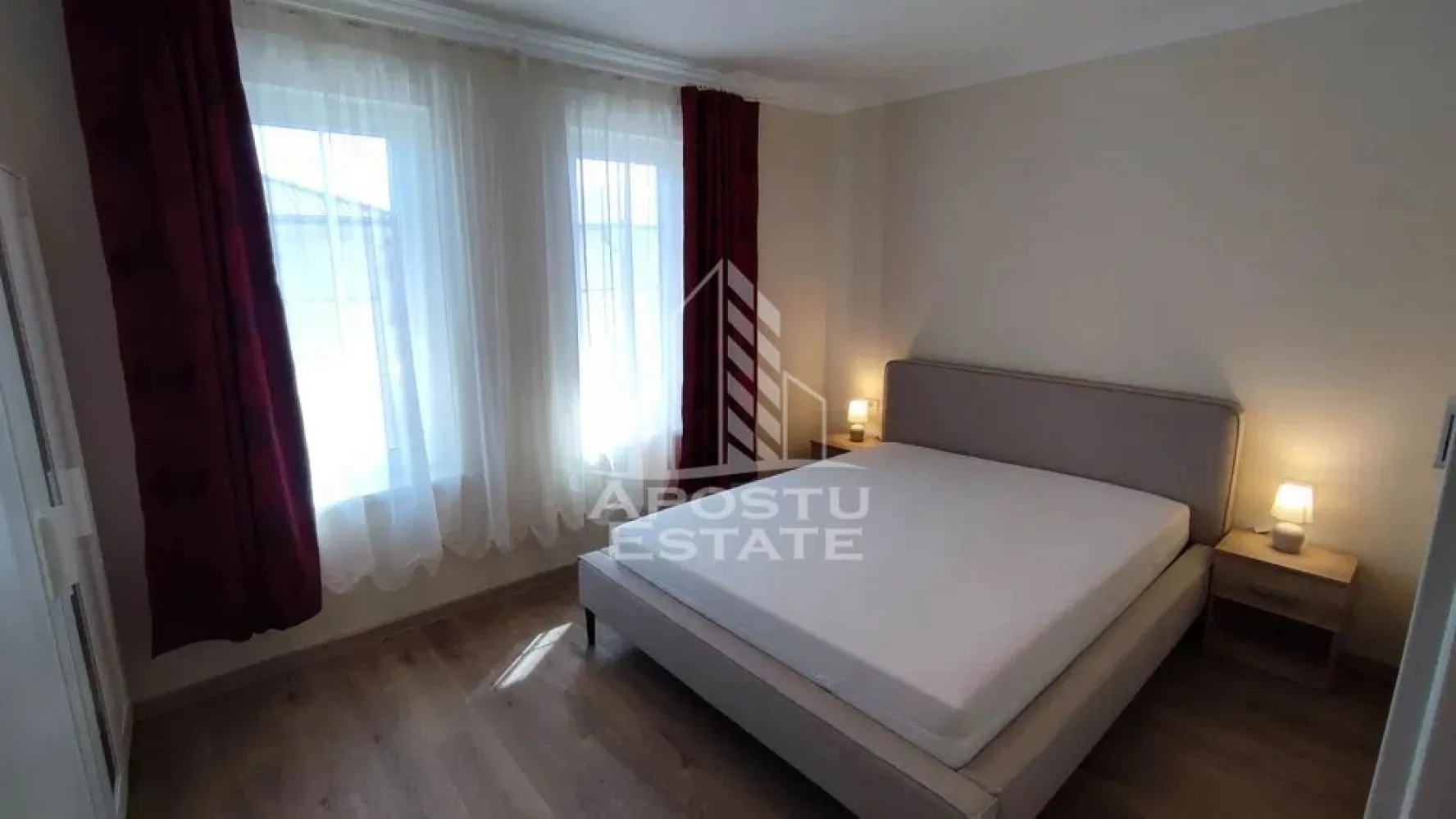 Apartament cu 2 camere, judetul Timis, Giroc, Centrala Proprie - Agentia imobiliara APOSTU ESTATE va propune spre inchiriere un apartament cu 2 camere, situat in judetul Timis, Giroc, o zona linistita si bine pozitionata pentru cupluri sau familii care isi doresc o locuinta unde sa se simta confortabil si cu acces facil catre scoli, supermarketuri , magazine de zona.

Suprafata utila: 53 mp

Compartimentare eficienta:

-Hol de acces.
-Living room luminos.
-Bucatarie inchisa.
-Baie cu cabina de dus.
-Dormitor matrimonial.

Confort si facilitati:

-Incalzirea apartamentului: Incalzirea este realizata prin pardoseala, centrala proprie.

-Nu se accepta animale de companie de catre proprietar.

Localizare:

-Timis, Giroc, acces facil - Lidl, Pepco, Penny Giroc.

Ideal pentru:

-Cupluri.

-Persoane singure.

-Familii.

Disponibilitate: Imediata.

Pret chirie lunara: 470 euro, negociabil.

Programeaza o vizionare pentru a-ti putea imagina viitorul aici!

ID Intern : CP3064817
