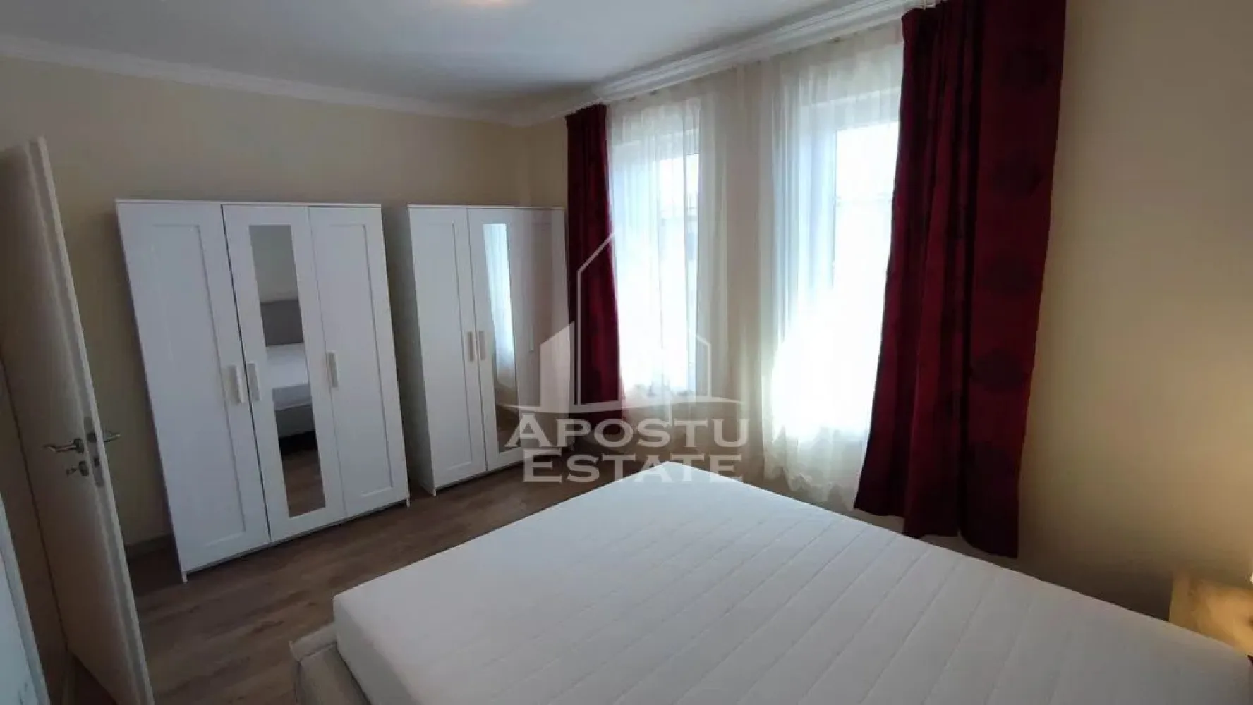 Apartament cu 2 camere, judetul Timis, Giroc, Centrala Proprie - Agentia imobiliara APOSTU ESTATE va propune spre inchiriere un apartament cu 2 camere, situat in judetul Timis, Giroc, o zona linistita si bine pozitionata pentru cupluri sau familii care isi doresc o locuinta unde sa se simta confortabil si cu acces facil catre scoli, supermarketuri , magazine de zona.

Suprafata utila: 53 mp

Compartimentare eficienta:

-Hol de acces.
-Living room luminos.
-Bucatarie inchisa.
-Baie cu cabina de dus.
-Dormitor matrimonial.

Confort si facilitati:

-Incalzirea apartamentului: Incalzirea este realizata prin pardoseala, centrala proprie.

-Nu se accepta animale de companie de catre proprietar.

Localizare:

-Timis, Giroc, acces facil - Lidl, Pepco, Penny Giroc.

Ideal pentru:

-Cupluri.

-Persoane singure.

-Familii.

Disponibilitate: Imediata.

Pret chirie lunara: 470 euro, negociabil.

Programeaza o vizionare pentru a-ti putea imagina viitorul aici!

ID Intern : CP3064817