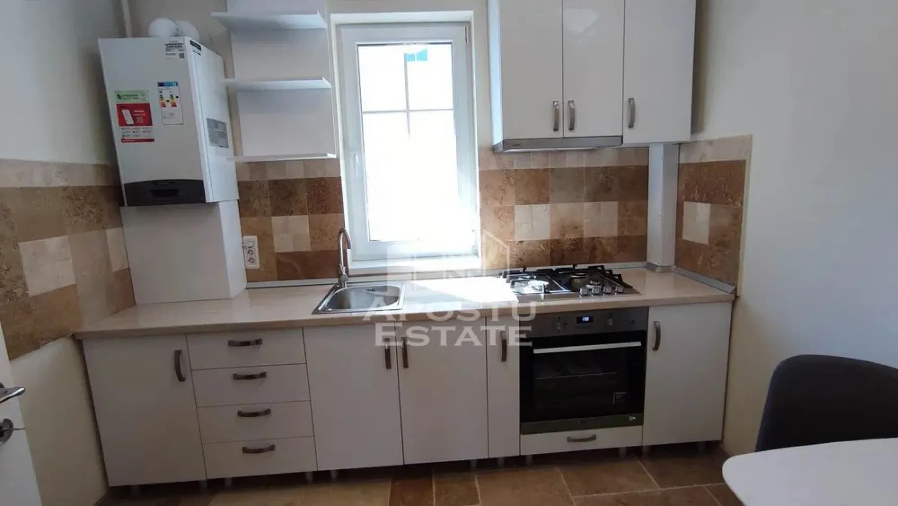 Apartament cu 2 camere, judetul Timis, Giroc, Centrala Proprie - Agentia imobiliara APOSTU ESTATE va propune spre inchiriere un apartament cu 2 camere, situat in judetul Timis, Giroc, o zona linistita si bine pozitionata pentru cupluri sau familii care isi doresc o locuinta unde sa se simta confortabil si cu acces facil catre scoli, supermarketuri , magazine de zona.

Suprafata utila: 53 mp

Compartimentare eficienta:

-Hol de acces.
-Living room luminos.
-Bucatarie inchisa.
-Baie cu cabina de dus.
-Dormitor matrimonial.

Confort si facilitati:

-Incalzirea apartamentului: Incalzirea este realizata prin pardoseala, centrala proprie.

-Nu se accepta animale de companie de catre proprietar.

Localizare:

-Timis, Giroc, acces facil - Lidl, Pepco, Penny Giroc.

Ideal pentru:

-Cupluri.

-Persoane singure.

-Familii.

Disponibilitate: Imediata.

Pret chirie lunara: 470 euro, negociabil.

Programeaza o vizionare pentru a-ti putea imagina viitorul aici!

ID Intern : CP3064817
