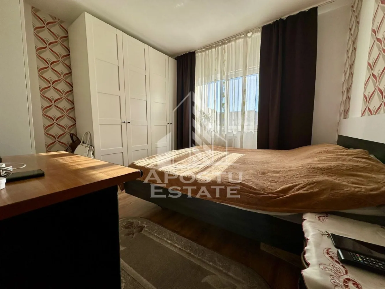 Apartament 2 camere de vanzare , centrala, zona Girocului, Timisoara - Agentia imobiliara APOSTU ESTATE va propune spre vanzare un apartament cu 2 camere, decomandat, mobilat si utilat, localizat in judetul Timis, Timisoara, zona Girocului.
Apartamentul este situat la etajul 4 si are o suprafata de 53 mp.
Compartimentare:
- Hol de acces
- Bucatarie
- Living
- Dormitor
- Baie cu geam
- Balcon inchis
Confortul termic este realizat prin intermediul centralei proprii pe gaz.
Zona foarte linistita cu numeroase facilitati si puncte de interes precum: acces rapid si usor la mijloacele de transport in comun, parcare amenajata langa bloc, magazine si supermarket-uri in apropiere, farmacii, institutii de invatamant, Scoala Gimnaziala nr. 25, restaurante, baruri, cafenele si multe altele.
Agentia imobiliara Apostu Estate va ofera consultanta bancara gratuita prin intermediul colaboratorilor nostri pentru alegerea celui mai potrivit tip de credit, astfel incat tu sa devi noul proprietar al acestui apartament.
Va asteptam cu drag la o vizionare chiar si astazi!
ID intern: CP3064804.