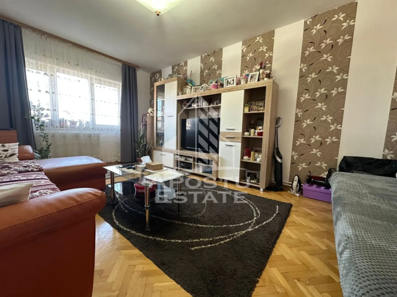 Apartament 2 camere de vanzare , centrala, zona Girocului, Timisoara - Agentia imobiliara APOSTU ESTATE va propune spre vanzare un apartament cu 2 camere, decomandat, mobilat si utilat, localizat in judetul Timis, Timisoara, zona Girocului.
Apartamentul este situat la etajul 4 si are o suprafata de 53 mp.
Compartimentare:
- Hol de acces
- Bucatarie
- Living
- Dormitor
- Baie cu geam
- Balcon inchis
Confortul termic este realizat prin intermediul centralei proprii pe gaz.
Zona foarte linistita cu numeroase facilitati si puncte de interes precum: acces rapid si usor la mijloacele de transport in comun, parcare amenajata langa bloc, magazine si supermarket-uri in apropiere, farmacii, institutii de invatamant, Scoala Gimnaziala nr. 25, restaurante, baruri, cafenele si multe altele.
Agentia imobiliara Apostu Estate va ofera consultanta bancara gratuita prin intermediul colaboratorilor nostri pentru alegerea celui mai potrivit tip de credit, astfel incat tu sa devi noul proprietar al acestui apartament.
Va asteptam cu drag la o vizionare chiar si astazi!
ID intern: CP3064804.
