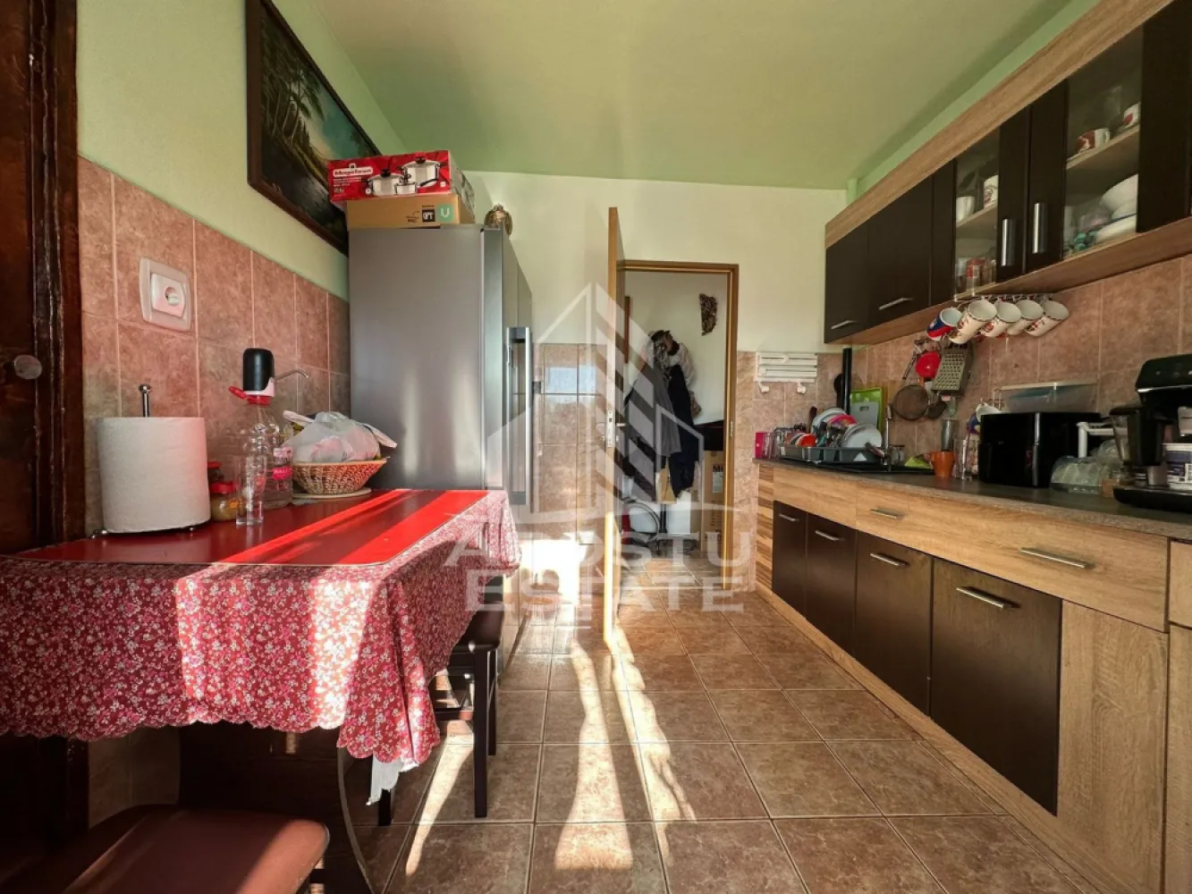 Apartament 2 camere de vanzare , centrala, zona Girocului, Timisoara - Agentia imobiliara APOSTU ESTATE va propune spre vanzare un apartament cu 2 camere, decomandat, mobilat si utilat, localizat in judetul Timis, Timisoara, zona Girocului.
Apartamentul este situat la etajul 4 si are o suprafata de 53 mp.
Compartimentare:
- Hol de acces
- Bucatarie
- Living
- Dormitor
- Baie cu geam
- Balcon inchis
Confortul termic este realizat prin intermediul centralei proprii pe gaz.
Zona foarte linistita cu numeroase facilitati si puncte de interes precum: acces rapid si usor la mijloacele de transport in comun, parcare amenajata langa bloc, magazine si supermarket-uri in apropiere, farmacii, institutii de invatamant, Scoala Gimnaziala nr. 25, restaurante, baruri, cafenele si multe altele.
Agentia imobiliara Apostu Estate va ofera consultanta bancara gratuita prin intermediul colaboratorilor nostri pentru alegerea celui mai potrivit tip de credit, astfel incat tu sa devi noul proprietar al acestui apartament.
Va asteptam cu drag la o vizionare chiar si astazi!
ID intern: CP3064804.
