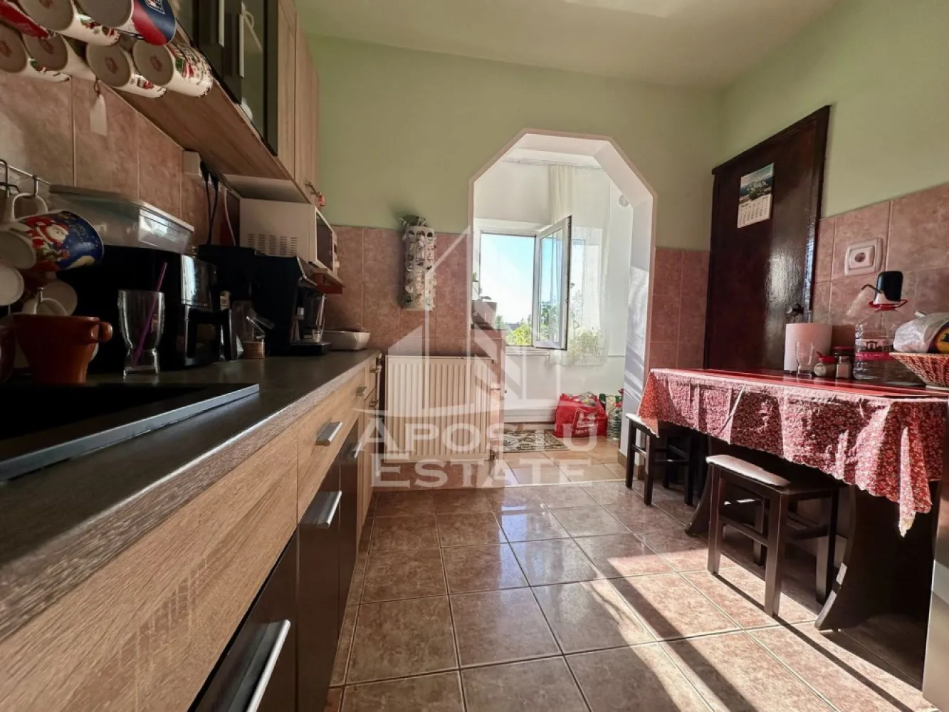 Apartament 2 camere de vanzare , centrala, zona Girocului, Timisoara - Agentia imobiliara APOSTU ESTATE va propune spre vanzare un apartament cu 2 camere, decomandat, mobilat si utilat, localizat in judetul Timis, Timisoara, zona Girocului.
Apartamentul este situat la etajul 4 si are o suprafata de 53 mp.
Compartimentare:
- Hol de acces
- Bucatarie
- Living
- Dormitor
- Baie cu geam
- Balcon inchis
Confortul termic este realizat prin intermediul centralei proprii pe gaz.
Zona foarte linistita cu numeroase facilitati si puncte de interes precum: acces rapid si usor la mijloacele de transport in comun, parcare amenajata langa bloc, magazine si supermarket-uri in apropiere, farmacii, institutii de invatamant, Scoala Gimnaziala nr. 25, restaurante, baruri, cafenele si multe altele.
Agentia imobiliara Apostu Estate va ofera consultanta bancara gratuita prin intermediul colaboratorilor nostri pentru alegerea celui mai potrivit tip de credit, astfel incat tu sa devi noul proprietar al acestui apartament.
Va asteptam cu drag la o vizionare chiar si astazi!
ID intern: CP3064804.