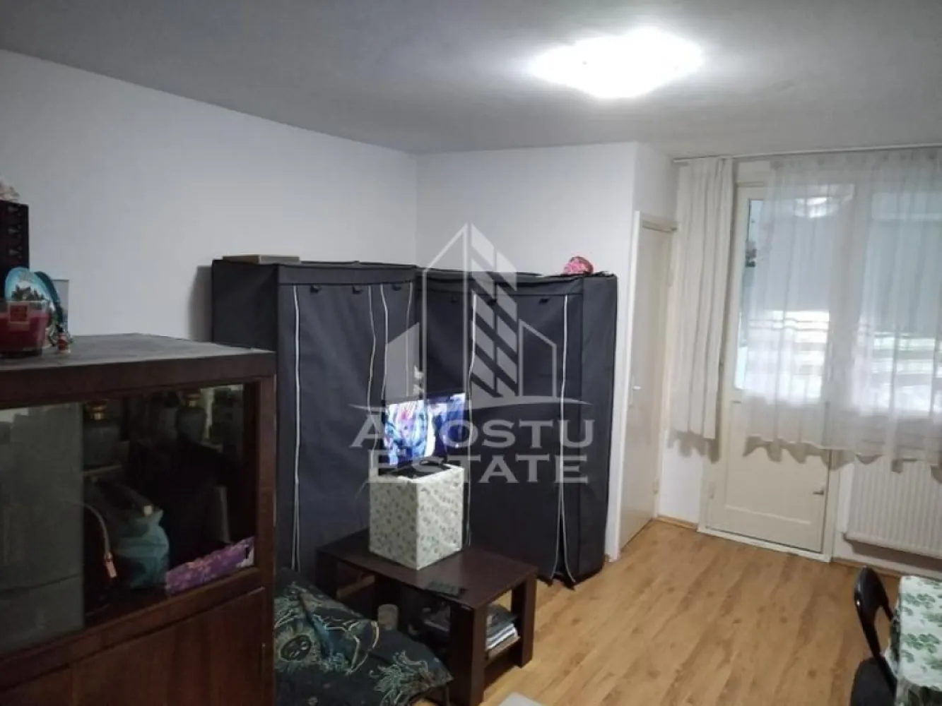 Apartament 1 camera de vanzare, zona Circumvalatiunii, Timisoara - Agentia imobiliara APOSTU ESTATE va propune spre vanzare un apartament cu 1 camera, situat la etajul 1/10, in zona Circumvalatiunii/ Gheorghe Lazar din Timisoara, judetul Timis.
Apartamentul este amplasat la etajul 1/10 al unui imobil construit intre 1975 si are o suprafata utila de 32 mp, blocul este dotat cu lift si camera de supraveghere pe fiecare etaj.
Confortul termic se realizeaza prin reteaua orasului Colterm.
Apartamentul este compartimentat astfel:
-hol de acces
-bucatarie inchisa
-camera cu iesire spre balcon inchis
-baie cu cada 
Proprietatea se vinde cum se vede in poze, necesita renovare si este o varianta ideala pentru familii, cuplu sau investitie, se poate percepe o chirie de 250-300e lunar.
Vecinatati: Complex Bega ( Pepco, Mega Image, Gyn One 5) la 2 min de mers pe jos , mijloace de transport in comun,magazine,banci,farmacii la 5 min de mers pe jos, Iulius Mall la 5 min cu masina, Piata Unirii la 5 min cu masina, Kaufland Gh.Lazar la 6min de mers pe jos.
Agentia imobiliara Apostu Estate va ofera consultanta bancara gratuita prin intermediul colaboratorilor nostri pentru alegerea celui mai potrivit tip de credit, astfel incat tu sa devi noul proprietar al acestui apartament.
Va asteptam cu drag la o vizionare!
Id Intern: CP3064776