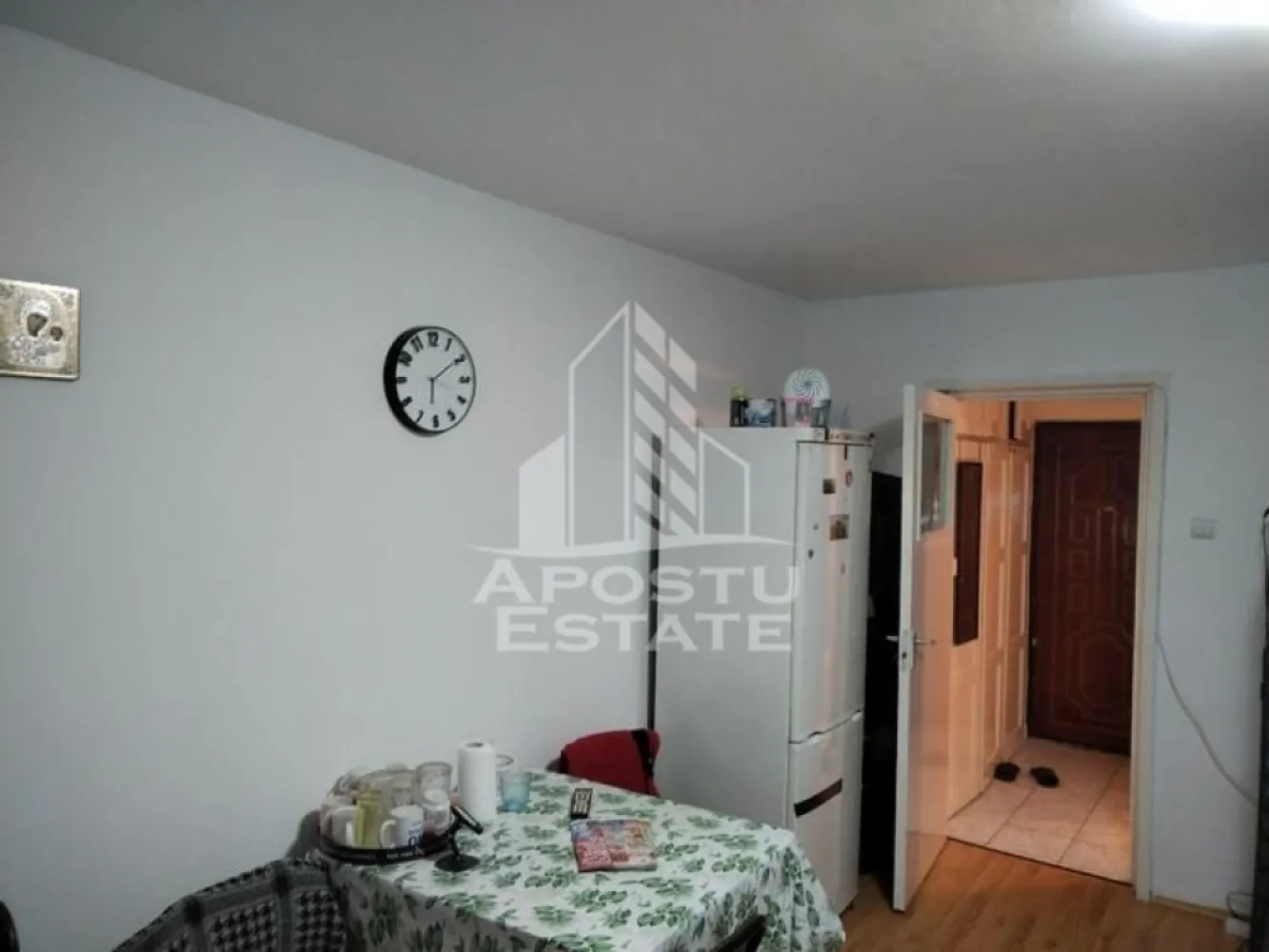 Apartament 1 camera de vanzare, zona Circumvalatiunii, Timisoara - Agentia imobiliara APOSTU ESTATE va propune spre vanzare un apartament cu 1 camera, situat la etajul 1/10, in zona Circumvalatiunii/ Gheorghe Lazar din Timisoara, judetul Timis.
Apartamentul este amplasat la etajul 1/10 al unui imobil construit intre 1975 si are o suprafata utila de 32 mp, blocul este dotat cu lift si camera de supraveghere pe fiecare etaj.
Confortul termic se realizeaza prin reteaua orasului Colterm.
Apartamentul este compartimentat astfel:
-hol de acces
-bucatarie inchisa
-camera cu iesire spre balcon inchis
-baie cu cada 
Proprietatea se vinde cum se vede in poze, necesita renovare si este o varianta ideala pentru familii, cuplu sau investitie, se poate percepe o chirie de 250-300e lunar.
Vecinatati: Complex Bega ( Pepco, Mega Image, Gyn One 5) la 2 min de mers pe jos , mijloace de transport in comun,magazine,banci,farmacii la 5 min de mers pe jos, Iulius Mall la 5 min cu masina, Piata Unirii la 5 min cu masina, Kaufland Gh.Lazar la 6min de mers pe jos.
Agentia imobiliara Apostu Estate va ofera consultanta bancara gratuita prin intermediul colaboratorilor nostri pentru alegerea celui mai potrivit tip de credit, astfel incat tu sa devi noul proprietar al acestui apartament.
Va asteptam cu drag la o vizionare!
Id Intern: CP3064776