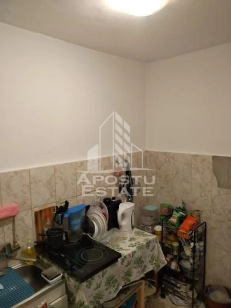 Apartament 1 camera de vanzare, zona Circumvalatiunii, Timisoara - Agentia imobiliara APOSTU ESTATE va propune spre vanzare un apartament cu 1 camera, situat la etajul 1/10, in zona Circumvalatiunii/ Gheorghe Lazar din Timisoara, judetul Timis.
Apartamentul este amplasat la etajul 1/10 al unui imobil construit intre 1975 si are o suprafata utila de 32 mp, blocul este dotat cu lift si camera de supraveghere pe fiecare etaj.
Confortul termic se realizeaza prin reteaua orasului Colterm.
Apartamentul este compartimentat astfel:
-hol de acces
-bucatarie inchisa
-camera cu iesire spre balcon inchis
-baie cu cada 
Proprietatea se vinde cum se vede in poze, necesita renovare si este o varianta ideala pentru familii, cuplu sau investitie, se poate percepe o chirie de 250-300e lunar.
Vecinatati: Complex Bega ( Pepco, Mega Image, Gyn One 5) la 2 min de mers pe jos , mijloace de transport in comun,magazine,banci,farmacii la 5 min de mers pe jos, Iulius Mall la 5 min cu masina, Piata Unirii la 5 min cu masina, Kaufland Gh.Lazar la 6min de mers pe jos.
Agentia imobiliara Apostu Estate va ofera consultanta bancara gratuita prin intermediul colaboratorilor nostri pentru alegerea celui mai potrivit tip de credit, astfel incat tu sa devi noul proprietar al acestui apartament.
Va asteptam cu drag la o vizionare!
Id Intern: CP3064776
