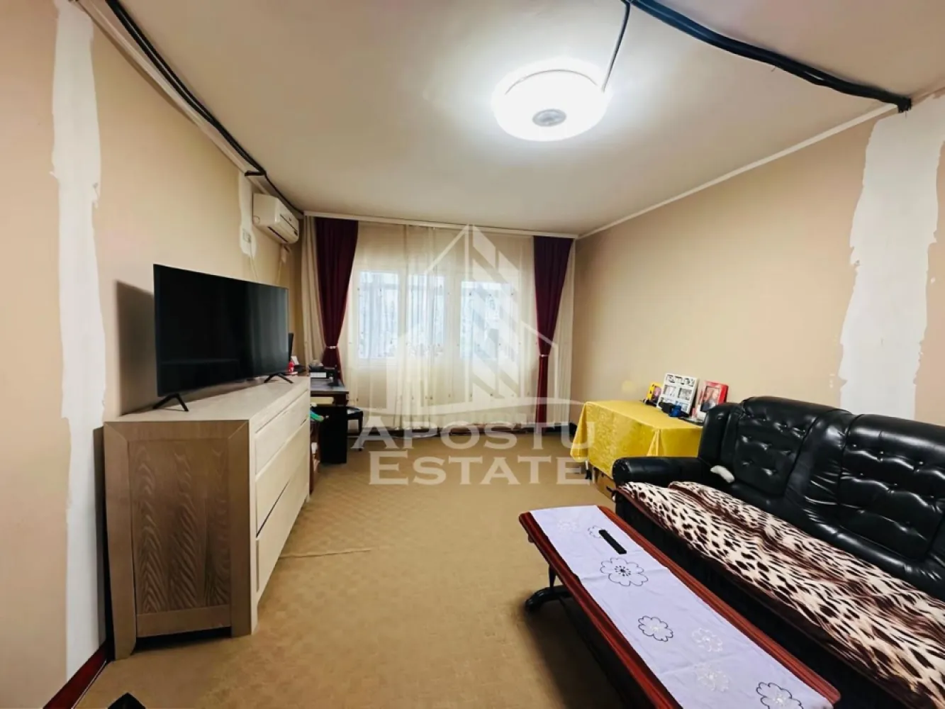 Apartament 3 camere zona Alfa - APOSTU ESTATE va propune spre vanzare un apartament cu 3 camere in zona Alfa, situat la etajul 4 din 4, ideal pentru o familie sau pentru investitie. Locuinta are o suprafata utila de 64.83 mp (fara balcoane) si se vinde partial mobilata si utilata, oferind un bun echilibru intre confort si posibilitatea de personalizare.

Apartamentul dispune de dotari precum centrala termica proprie, aer conditionat, geamuri termopan si usi interioare din lemn, asigurand un nivel ridicat de confort pe tot parcursul anului.

Compartimentarea este practica si bine gandita: 3 camere, 2 bai, 1 bucatarie si 2 balcoane, oferind suficient spatiu pentru locuit si relaxare.

Imobilul este amplasat intr-o zona linistita, ideala pentru familii, iar in fata blocului se afla un parc pentru copii, perfect pentru petrecerea timpului liber in aer liber.

Pentru mai multe detalii sau pentru programarea unei vizionari, echipa Apostu Estate va sta cu profesionalism si promptitudine la dispozitie dumneavoastra.
CP3064522