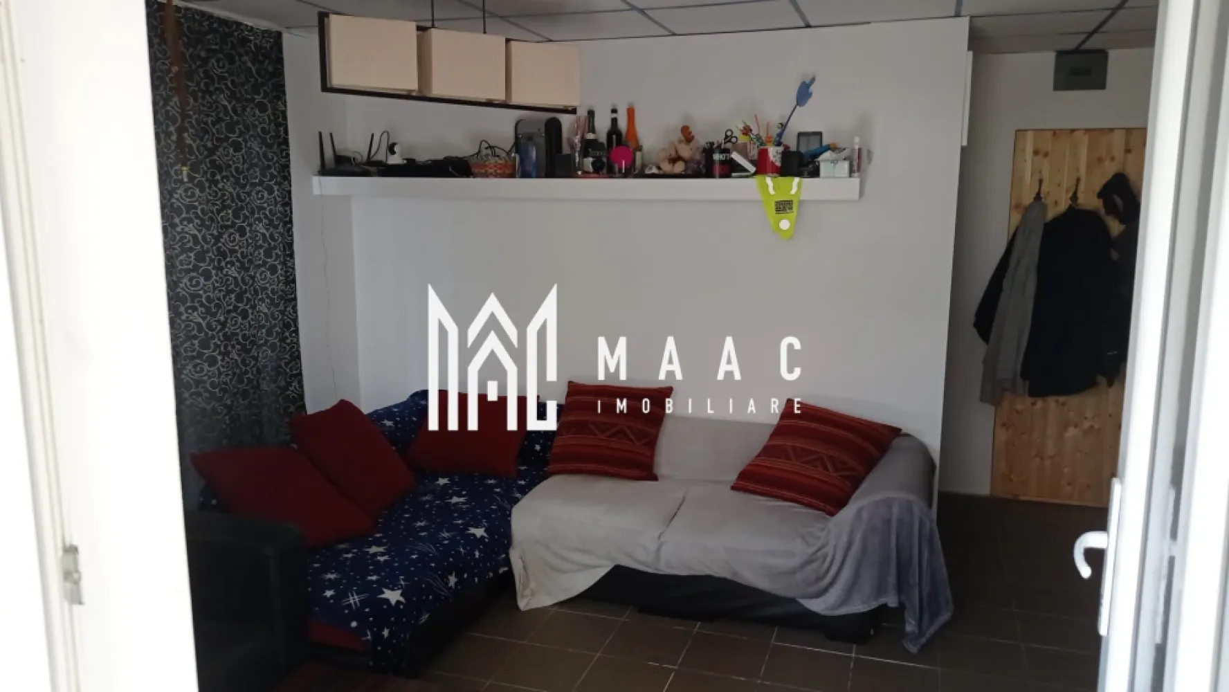 Apartament 3 camere I Curte I Spatiu comercial I Cedonia - Va propunem spre vanzare un apartament de 3 camere decomandat situat la parterul unui imobil din zona Cedonia. Locuinta cuprinde: hol intrare, living, 2 dormitoare, baie cu vana si geam de aerisire. Aferent proprietati: curte in suprafata de 85mp. Disponibil imediat. Zona linistita in apropriere de mijloace de transport in comun, centre de invatamant, centre comerciale. Pentru mai multe detalii precizati telefonic ca ati vazut anuntul cu ID: CP2023824 }}