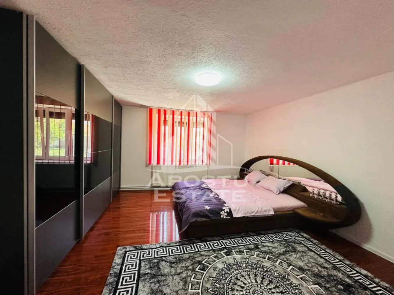 Casa la cheie in Olari - APOSTU ESTATE va propune spre vanzare casa moderna de vanzare in Comuna Olari, judetul Arad, ideala pentru o familie care cauta confort, spatiu si liniste.

Proprietatea dispune de un teren generos de 1.883 mp, cu un front stradal de 19.85 m, oferind atat intimitate, cat si acces facil. Suprafata construita este de 210 mp, casa fiind compartimentata inteligent si amenajata modern, la cheie.

Locuinta este construita din vaiuga si caramida, izolata exterior cu polistiren de 5 cm, iar acoperisul este izolat cu vata minerala si folie termica, fiind acoperit cu tigla. Tamplaria este din PVC cu geamuri termopan, iar usile interioare si usa de la intrare sunt tot din PVC.

Compartimentare:

3 dormitoare moderne
bucatarie spatioasa cu zona de dining
baie moderna cu cabina de dus
sufragerie luminoasa cu mini bar

Dotari:

curent monofazic
aer conditionat
centrala pe lemne + centrala electrica

Exteriorul proprietatii este la fel de bine amenajat:

curte pavata
terasa pentru gratar
garaj cu usa electrica
sala de fitness
livada

Casa se vinde complet utilata, fiind pregatita pentru mutare imediata, fara investitii suplimentare.

O proprietate completa, perfecta pentru cei care doresc confort modern intr-o zona linistita.

Pentru mai multe detalii sau pentru programarea unei vizionari, echipa Apostu Estate va sta cu profesionalism si promptitudine la dispozitie dumneavoastra.
CP3064494