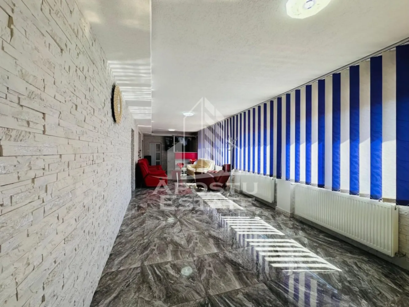 Casa la cheie in Olari - APOSTU ESTATE va propune spre vanzare casa moderna de vanzare in Comuna Olari, judetul Arad, ideala pentru o familie care cauta confort, spatiu si liniste.

Proprietatea dispune de un teren generos de 1.883 mp, cu un front stradal de 19.85 m, oferind atat intimitate, cat si acces facil. Suprafata construita este de 210 mp, casa fiind compartimentata inteligent si amenajata modern, la cheie.

Locuinta este construita din vaiuga si caramida, izolata exterior cu polistiren de 5 cm, iar acoperisul este izolat cu vata minerala si folie termica, fiind acoperit cu tigla. Tamplaria este din PVC cu geamuri termopan, iar usile interioare si usa de la intrare sunt tot din PVC.

Compartimentare:

3 dormitoare moderne
bucatarie spatioasa cu zona de dining
baie moderna cu cabina de dus
sufragerie luminoasa cu mini bar

Dotari:

curent monofazic
aer conditionat
centrala pe lemne + centrala electrica

Exteriorul proprietatii este la fel de bine amenajat:

curte pavata
terasa pentru gratar
garaj cu usa electrica
sala de fitness
livada

Casa se vinde complet utilata, fiind pregatita pentru mutare imediata, fara investitii suplimentare.

O proprietate completa, perfecta pentru cei care doresc confort modern intr-o zona linistita.

Pentru mai multe detalii sau pentru programarea unei vizionari, echipa Apostu Estate va sta cu profesionalism si promptitudine la dispozitie dumneavoastra.
CP3064494