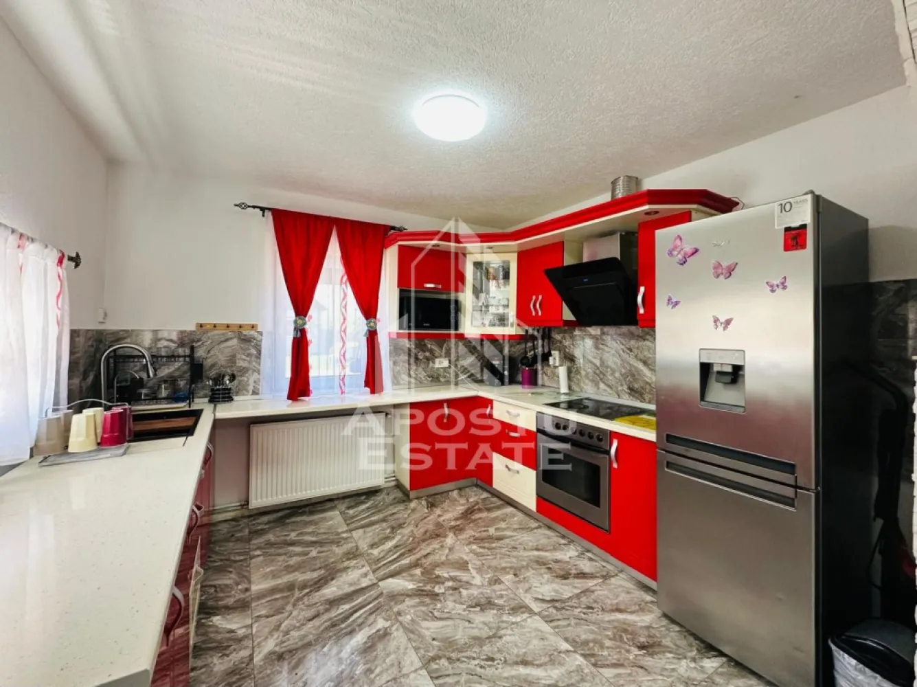 Casa la cheie in Olari - APOSTU ESTATE va propune spre vanzare casa moderna de vanzare in Comuna Olari, judetul Arad, ideala pentru o familie care cauta confort, spatiu si liniste.

Proprietatea dispune de un teren generos de 1.883 mp, cu un front stradal de 19.85 m, oferind atat intimitate, cat si acces facil. Suprafata construita este de 210 mp, casa fiind compartimentata inteligent si amenajata modern, la cheie.

Locuinta este construita din vaiuga si caramida, izolata exterior cu polistiren de 5 cm, iar acoperisul este izolat cu vata minerala si folie termica, fiind acoperit cu tigla. Tamplaria este din PVC cu geamuri termopan, iar usile interioare si usa de la intrare sunt tot din PVC.

Compartimentare:

3 dormitoare moderne
bucatarie spatioasa cu zona de dining
baie moderna cu cabina de dus
sufragerie luminoasa cu mini bar

Dotari:

curent monofazic
aer conditionat
centrala pe lemne + centrala electrica

Exteriorul proprietatii este la fel de bine amenajat:

curte pavata
terasa pentru gratar
garaj cu usa electrica
sala de fitness
livada

Casa se vinde complet utilata, fiind pregatita pentru mutare imediata, fara investitii suplimentare.

O proprietate completa, perfecta pentru cei care doresc confort modern intr-o zona linistita.

Pentru mai multe detalii sau pentru programarea unei vizionari, echipa Apostu Estate va sta cu profesionalism si promptitudine la dispozitie dumneavoastra.
CP3064494