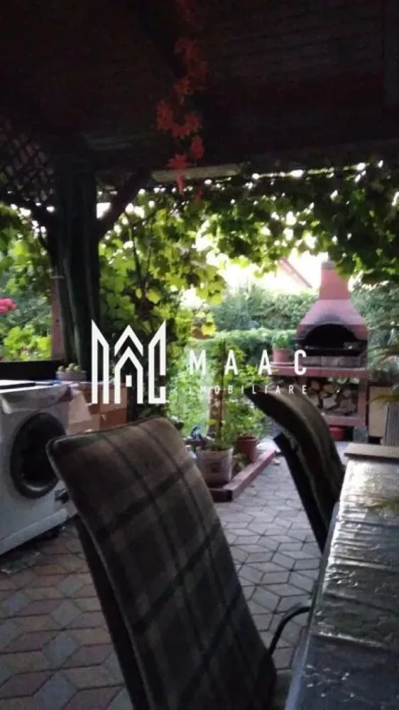 Casa 6 camere | P+2+Pod | 300 MPU | Curte | 680MP | Selimbar - MAAC Imobiliare va prezinta o casa individuala cu 6 camere, curte si gradina situata in zona Selimbar. Caracteristici: Parter: Două intrări separate, oferind acces și posibilitatea de a separa spațiile de locuit. Două terase generoase, perfecte pentru relaxare în aer liber și socializare. Living, ideal pentru petrecerea timpului liber. Bucătărie spațioasă și echipată. Un dormitor confortabil. Baie cu duș. WC de serviciu. Pivniță pentru depozitare suplimentară. Etajul 1: Trei dormitoare luminoase și spațioase, perfecte pentru odihnă și relaxare. Baie cu cada. Două terase private, oferind vederi pitorești. Etajul 2: Două dormitoare, potrivite pentru membrii familiei sau oaspeții care vizitează. Baie cu duș, asigurând confort și comoditate. Living luminos. Birou, oferind un spațiu dedicat pentru lucru sau studiu. Exterior: Curte: Două intrări separate, pentru acces facil. Zonă pavată, ușor de întreținut și ideală pentru petrecerea timpului în aer liber. Zonă de grătar. Filigorie, oferind umbră plăcută în zilele călduroase de vară. Grădină îngrijită de 300mp, cu potențial pentru amenajare și spațiu verde. Parcare: Spațiu de parcare generos în curte, potrivit pentru șase sau șapte mașini. Alte informații: Suprafața totală a curții: 680 mp, oferind spațiu generos pentru activități în aer liber. Curte liberă: 550 mp. Amprenta casei: 110 mp. Anul construcției: 2007. Există o filigorie în curte, oferind un spațiu relaxant și plăcut în aer liber. Pentru mai multe detalii precizati telefonic ca ati vazut anuntul cu ID: CP2021659 }}