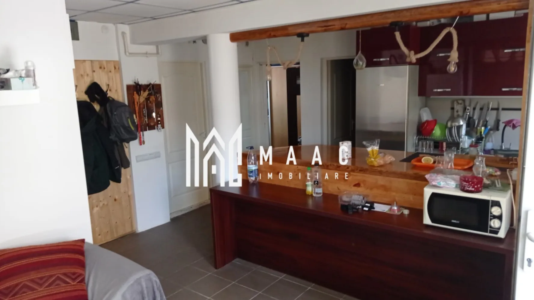 Apartament 3 camere I Curte I Spatiu comercial I Cedonia - Va propunem spre vanzare un apartament de 3 camere decomandat situat la parterul unui imobil din zona Cedonia. Locuinta cuprinde: hol intrare, living, 2 dormitoare, baie cu vana si geam de aerisire. Aferent proprietati: curte in suprafata de 85mp. Disponibil imediat. Zona linistita in apropriere de mijloace de transport in comun, centre de invatamant, centre comerciale. Pentru mai multe detalii precizati telefonic ca ati vazut anuntul cu ID: CP2023824 }}