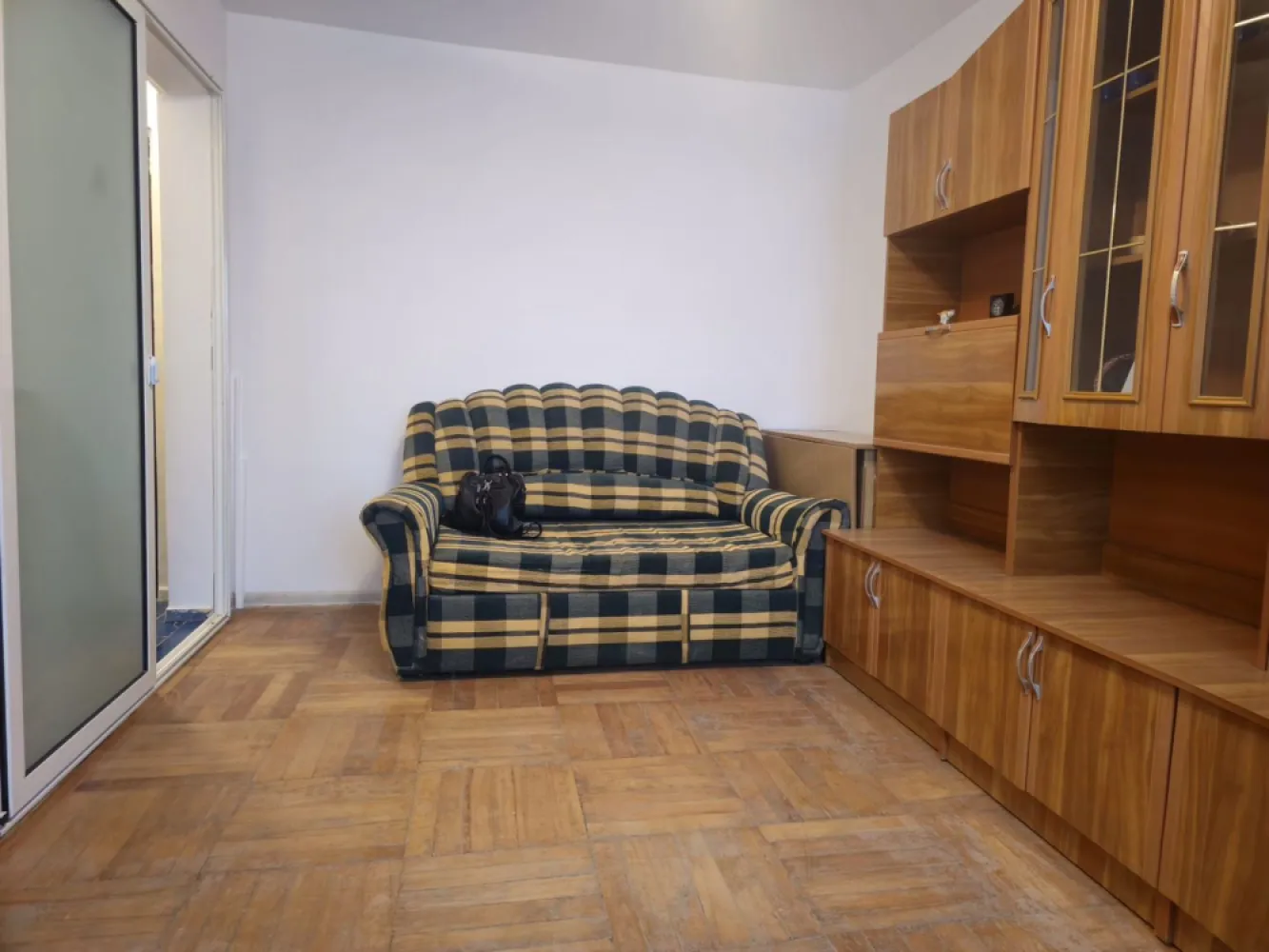 De inchiriat - garsoniera Micro 38, N-uri, 220 euro - Mag Invest va propune spre inchiriere un apartament cu 1 camera, situat in cartierul Micro 38, la etajul 3, ideal pentru o persoana sau un cuplu.

Locuinta are o suprafata de aproximativ 20 mp si este compartimentata in hol, baie, camera si bucatarie.
Apartamentul se inchiriaza mobilat si utilat, fiind dotat cu:
centrala termica proprie
frigider
aragaz
masina de spalat
Este o locuinta practica, potrivita pentru persoanele care isi doresc un spatiu compact, cu toate facilitatile necesare.

Pret chirie: 1000 lei/luna
Se solicita garantie la semnarea contractului.

Conditii de inchiriere:
perioada contractuala minima: 6 luni
nu se accepta animale de companie
de preferat chiriasi nefumatori

La semnarea contractului se percepe comision de intermediere.
Pentru detalii si programari la vizionare:
Liliana Ene – Mag Invest
Telefon: 0746.252.252