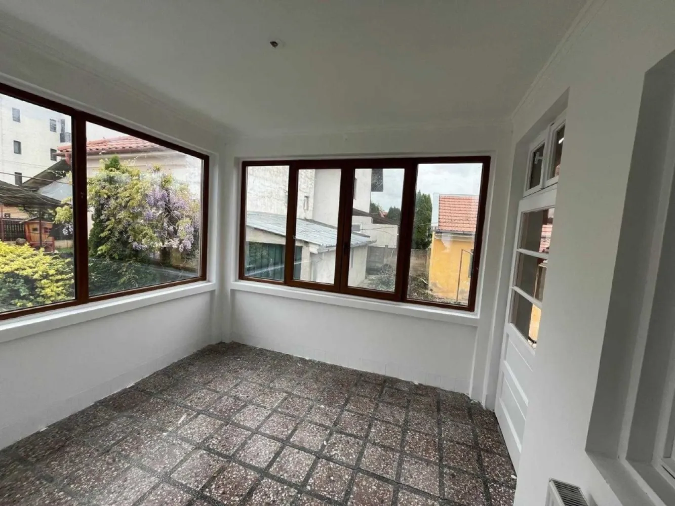 BRASADAS vinde casa 2 cam in zona Titulescu / Functionarilor - Agenția imobiliara BRASADAS vinde casa in zona Titulescu / Funcționarilor, zona linistita.
Suprafata terenului de 342. Imobilul este format din casa + anexa + beci + garaj.
Casa ≈ 80 mp este compusa din 2 camere, bucatarie , living, 1 baie, 1 hol. Sub casa este un beci generos de tip demisol.
Anexa ≈ 50 mp, compusa din hol, 2 camere si baie.
Acoperis din tigla in stare buna, incazire cu calorifere si sistem cupru, recent instalată. 
Imobilul are toate utilitatile, strada fara zgomot.