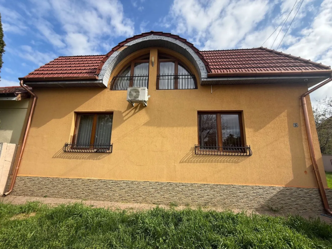 BRASADAS vinde casa 7 cam 11 ari teren renovată integral. - Agenția imobiliara BRASADAS vinde casă spațioasă și luminoasă, ideală pentru familie sau investiție, amplasată într-un ambient liniștit și verde, în apropierea Pieței Vechituri.

Caracteristici principale:
 • Suprafață generoasă, compartimentată în 7 camere
 • Teren de 11 ari – perfect pentru amenajări exterioare (grădină, foișor, piscină)
 • Renovare completă realizată în 2017, cu materiale de calitate superioară
 • Acces rapid către puncte comerciale, școli, transport public

Beneficii suplimentare:
 • Zonă liniștită, fără trafic intens
 • Spații interioare luminoase, bine compartimentate
 • Potrivită pentru familii numeroase sau ca investiție (spațiu birouri, grădiniță privată etc.)

www.brasadas.com.
