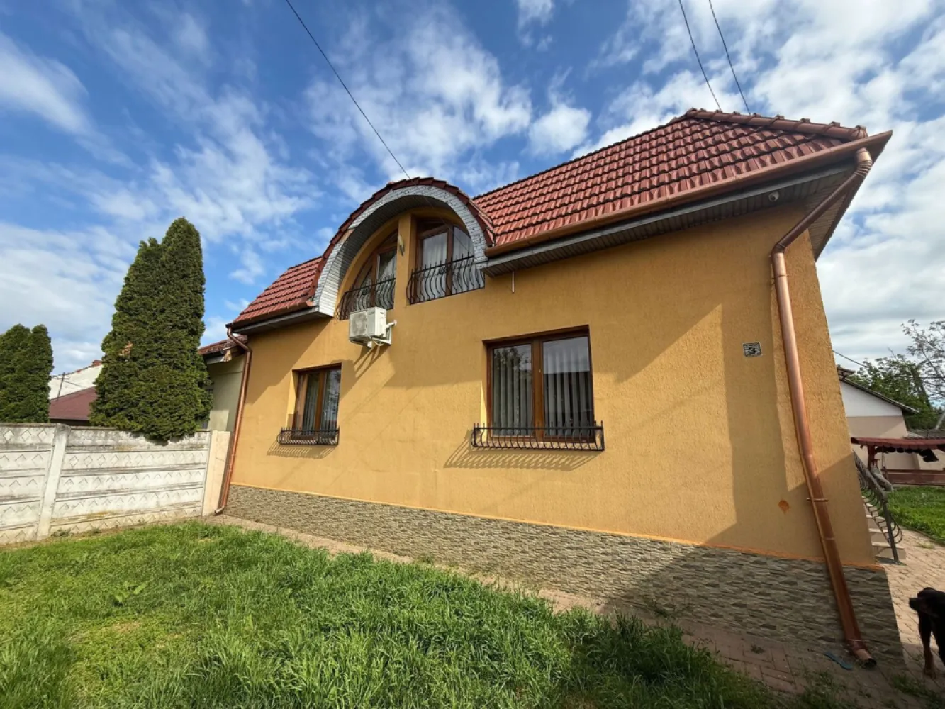 BRASADAS vinde casa 7 cam 11 ari teren renovată integral. - Agenția imobiliara BRASADAS vinde casă spațioasă și luminoasă, ideală pentru familie sau investiție, amplasată într-un ambient liniștit și verde, în apropierea Pieței Vechituri.

Caracteristici principale:
 • Suprafață generoasă, compartimentată în 7 camere
 • Teren de 11 ari – perfect pentru amenajări exterioare (grădină, foișor, piscină)
 • Renovare completă realizată în 2017, cu materiale de calitate superioară
 • Acces rapid către puncte comerciale, școli, transport public

Beneficii suplimentare:
 • Zonă liniștită, fără trafic intens
 • Spații interioare luminoase, bine compartimentate
 • Potrivită pentru familii numeroase sau ca investiție (spațiu birouri, grădiniță privată etc.)

www.brasadas.com.