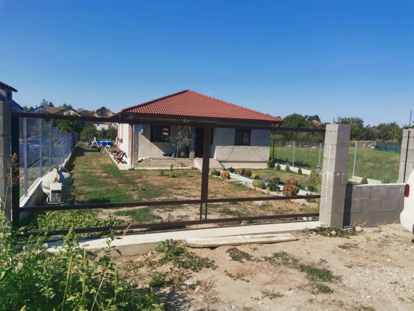 BRASADAS vinde casa 3 dormit. 120mp 13 ari 2019 Bercu Rosu. - Agenția imobiliara BRASADAS vinde casa individuala tip PARTER cu 3 dormitoare si teren aferent de 700mp in Bercu Rosu.

Casa este construita in 2019 in stil mediteranean.

Frontul stradal este de 14m. 

Pentru mai multe oferte accesați www.brasadas.com.