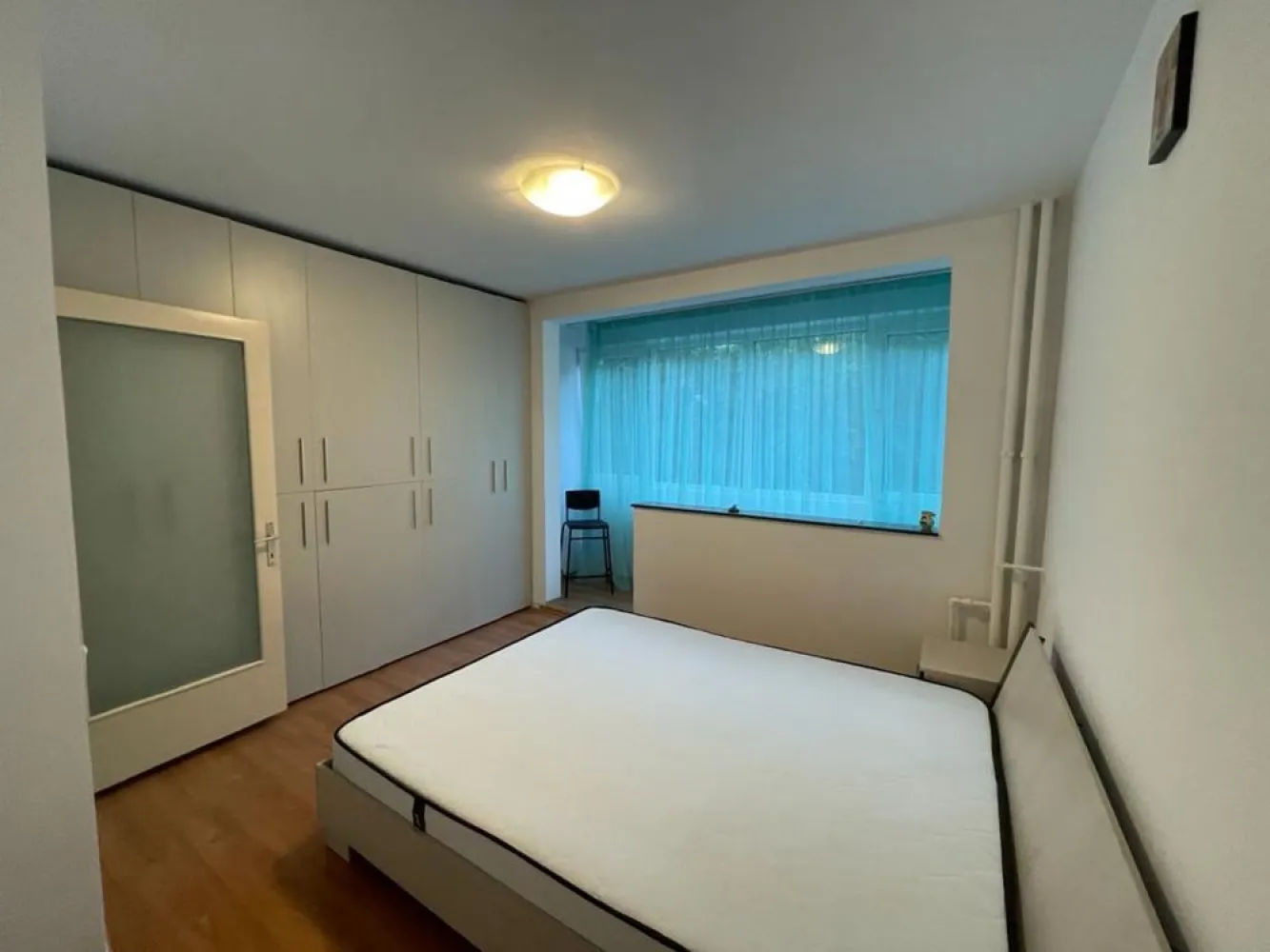 BRASADAS închiriază ap 2 camere ultracentral Cismigiu. - Agenția imobiliara BRASADAS închiriază apartament 2 camere, Cismigiu, decomandat, situat intr-un bloc fara bulina, foarte curat, la 50 metri de intrarea in Parcul Cismigiu si Sala Palatului. Et. 2/8, centrala proprie bloc, fara probleme caldura si apa calda, proaspat igienizat, gresie, faianta, parchet, termopane, balcon, mobilat complet, repartitoare apa si caldura. Multumesc!
