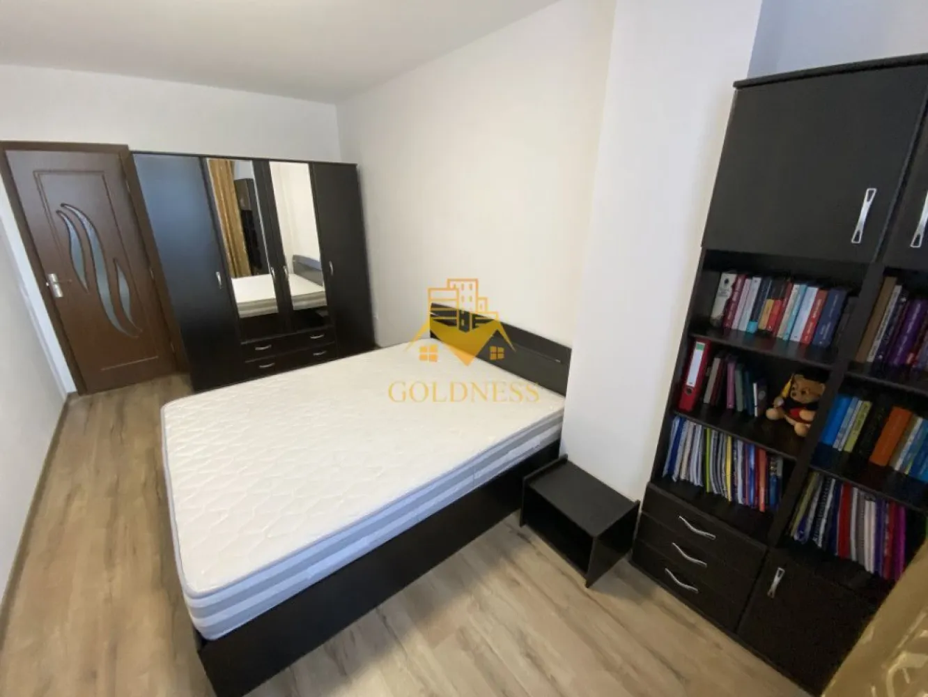 3 camere semidecomandate, balcon, parcare, Iris, Oasului - GOLDNESS Imobiliare vă propune spre închiriere un apartament cu 3 camere complet mobilat și utilat, la etajul 2 într-un imobil de 8 etaje, în Cartierul Iris.
Dispune de loc de parcare subterana!
Se află în apropierea stațiilor de transport în comun, magazine, restaurante, spații verzi, farmacii, etc. 

Apartamentul este compartimentat astfel:
 - dormitor cu pat matrimonial, dressing, noptiere

 -dormitor cu pat matrimonial, dulap, noptiere, birou 

 - living cu bucatarie open-space complet utilată, canapea extensibilă, loc de servit masa 
 - baie cu cabina de dus, calorifer port prosop și dulap pentru depozitare.
 - baie cu cada 
 - terasa de 5 mp.

Imobilul este dotat cu toate cele necesare- centrală proprie, mașină de spălat haine, frigider, aragaz, hotă, etc. 

Dacă sunteți interesați de acest apartament și doriți să îl vizionați, dar și pentru alte oferte nu ezitați să ne contactați telefonic sau prin e-mail. Vă stăm la dispoziție!

Pentru intermediere se percepe un comision de 50% din prețul chiriei!