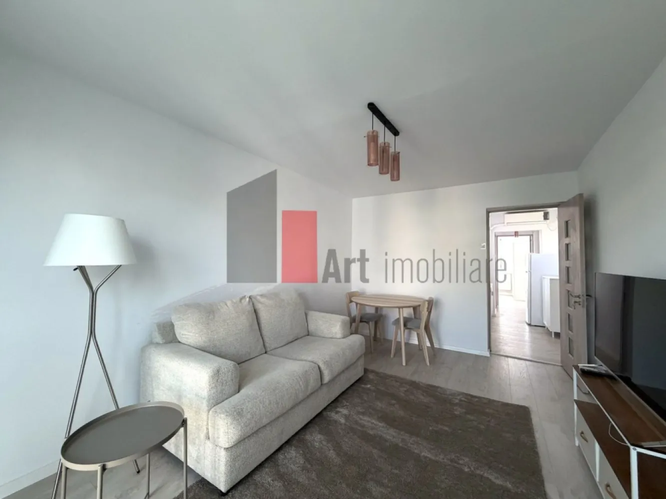 Apartament 2 camere renovat, bloc anvelopat | zona Calea Dorobanti - Va prezentam spre inchiriere, un apartament decomandat, cu 2 camere localizat la etajul 5 din 10, intr-un bloc construit in anul 1978 si reabilitat termic, prevazut cu lift. Apartamentul are o suprafata utila de 41 mp la care se adauga un balcon inchis. 
Apartamentul a fost igienizat si renovat, baia este complet renovata, majoritatea pieselor de mobilier si electrocasnicele sunt noi. Apartamentul nu a fost locuit de la renovare si utilare. 

Blocul este unul linistit, ingrijit si se afla intr-o oaza retrasa de la bulevard insa totusi la 40 de metri distanta de Calea Dorobanti. 

Zona Dorobanti se remarca ca fiind un cartier exclusivist iar Calea Dorobanti este una dintre cele mai vechi strazi din Bucuresti, conceputa si construita de la bun inceput pentru a forma un cartier luxos. Numele strazii a fost dat in 1878 in amintirea trupelor de dorobanti care au luptat la Plevna, Vidin si Grivita, in cadrul Razboiului de Independenta al Romaniei. 
In prezent zona Dorobanti/Floreasca este privita ca o zona selecta, zona de intalniri de afaceri, cu multe banci, cafenele si restaurante dar, totodata gasim in zona clinici medicale, gradinite, scoli generale si licee, dintre cele mai bune din Bucuresti. 

Exista patru statii de metrou in cartier: Aviatorilor, Victoriei, Piața Romana si Stefan cel Mare, cea mai apropiata de apartamentul propus fiind Stefan cel Mare, la cca 700m distanta, 8-10 minute de mers pe jos.

Apartamentul este disponibil imediat, la semnarea contractului de inchiriere se percepe 1 luna chirie + 1 luna garantie, comision 0.