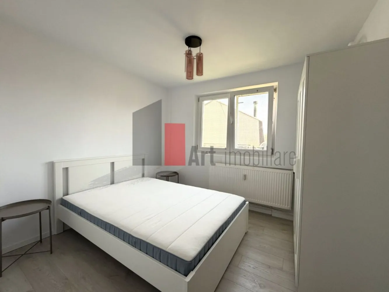 Apartament 2 camere renovat, bloc anvelopat | zona Calea Dorobanti - Va prezentam spre inchiriere, un apartament decomandat, cu 2 camere localizat la etajul 5 din 10, intr-un bloc construit in anul 1978 si reabilitat termic, prevazut cu lift. Apartamentul are o suprafata utila de 41 mp la care se adauga un balcon inchis. 
Apartamentul a fost igienizat si renovat, baia este complet renovata, majoritatea pieselor de mobilier si electrocasnicele sunt noi. Apartamentul nu a fost locuit de la renovare si utilare. 

Blocul este unul linistit, ingrijit si se afla intr-o oaza retrasa de la bulevard insa totusi la 40 de metri distanta de Calea Dorobanti. 

Zona Dorobanti se remarca ca fiind un cartier exclusivist iar Calea Dorobanti este una dintre cele mai vechi strazi din Bucuresti, conceputa si construita de la bun inceput pentru a forma un cartier luxos. Numele strazii a fost dat in 1878 in amintirea trupelor de dorobanti care au luptat la Plevna, Vidin si Grivita, in cadrul Razboiului de Independenta al Romaniei. 
In prezent zona Dorobanti/Floreasca este privita ca o zona selecta, zona de intalniri de afaceri, cu multe banci, cafenele si restaurante dar, totodata gasim in zona clinici medicale, gradinite, scoli generale si licee, dintre cele mai bune din Bucuresti. 

Exista patru statii de metrou in cartier: Aviatorilor, Victoriei, Piața Romana si Stefan cel Mare, cea mai apropiata de apartamentul propus fiind Stefan cel Mare, la cca 700m distanta, 8-10 minute de mers pe jos.

Apartamentul este disponibil imediat, la semnarea contractului de inchiriere se percepe 1 luna chirie + 1 luna garantie, comision 0.