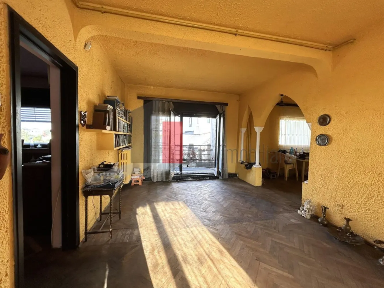 Pret Nou! Apartament unicat cu terasa 50mp | Ultracentral-cartierul Evreiesc - Va prezentam spre achizitie, un apartament exceptional prin pozitie si impartire, ce necesita renovare pentru a fi adus la standardele moderne, cu un potential imens in a deveni un apartament de lux, pretabil rezidentei dar si unei afaceri ce necesita birou central
Apartamentul se afla la etajul 3 din 3, singurul apartament pe palier, intr-un bloc boutique, construit in anul 1937, sub proiectul celebrului arhitect Marcel Iancu, „autorul moral al modernismului în Romania” dupa cum l-a denumit scriitorul avangardist Jacques (Goldschlager) Costin. 
Marcel Iancu semneaza primele cladiri moderniste din Bucuresti, imobile care au devenit, in timp, repere arhitecturale si expresii emblematice ale unei epoci de avangarda. Puternic influentat de curente precum cubismul, constructivismul si de viziunea nonconformista a lui Le Corbusier, Iancu s-a aflat intr-o permanenta explorare a unui nou limbaj arhitectural, unul in care confortul nu mai era un apanaj al ostentatiei, ci un rezultat firesc al functionalitatii. Intr-un peisaj dominat de stiluri istoriste, el aduce o ruptura eleganta, renunta la ornament, privilegiaza forma pura, geometria clara, materialele moderne. Liniile sale drepte, fațadele curate, utilizarea sticlei si a fierului forjat dezgolit de decorativism transforma cladirile in manifeste arhitecturale.

Marcel Iancu a reusit sa creeze poate cel mai echilibrat spatiu rezidential urban: generos, luminos, aerisit, conturat de linii curbe recognoscibile, incalzit subtil de texturile lemnului si de fluiditatea trecerilor culisante intre camere.

Apartamentul necesita renovare completa, este semidecomandat si are 3 camere, bucatarie inchisa, multiple spatii de depozitare inclusiv boxa la subsol si debarale pe nivel in proprietate, 1 baie completa cu aerisire, 1 grup sanitar pe scara secundara in proprietate, 1 balcon deschis, cu iesire din bucatarie si 1 terasa impresionanta de 50 mp cu iesire din living si cu vedere panoramica. 
Cu o renovare si amenajare, spatiul se poate transforma intr-un apartament de lux, cu terasa ce ofera zone si de relaxare dar si de dining, cu zona de dormit ce poate fi separata, impreuna cu baie proprie si dressing incapator si deasemenea cu toaleta de serviciu pt oaspeti. 

Zona este una ultracentrala, in inima cartierului evreiesc si la cca 600 de metri (10 minute de mers pe jos) de Piata Unirii si statia de metrou Unirii. Totodata pozitionarea pe stradutele cartierului evreiesc, ofera intimitate si liniste. 
Cartierul Evreiesc din Bucuresti este mai mult decat o simpla zona urbana, este o tesatura complexa de memorie, cultura si arhitectura, care reflecta contributia esentiala a comunitatii evreiesti la identitatea capitalei. 
Cartierul Evreiesc ramane un spatiu de reflectie si redescoperire, in care farmecul Bucureștiului de altadata inca pulseaza discret dar ferm. 
Apartamentul este disponibil imediat, actele sunt pregatite pentru vanzare, pretul este negociabil, comision 0.