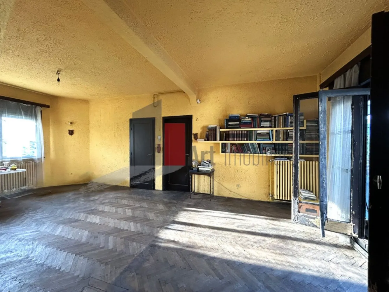 Pret Nou! Apartament unicat cu terasa 50mp | Ultracentral-cartierul Evreiesc - Va prezentam spre achizitie, un apartament exceptional prin pozitie si impartire, ce necesita renovare pentru a fi adus la standardele moderne, cu un potential imens in a deveni un apartament de lux, pretabil rezidentei dar si unei afaceri ce necesita birou central
Apartamentul se afla la etajul 3 din 3, singurul apartament pe palier, intr-un bloc boutique, construit in anul 1937, sub proiectul celebrului arhitect Marcel Iancu, „autorul moral al modernismului în Romania” dupa cum l-a denumit scriitorul avangardist Jacques (Goldschlager) Costin. 
Marcel Iancu semneaza primele cladiri moderniste din Bucuresti, imobile care au devenit, in timp, repere arhitecturale si expresii emblematice ale unei epoci de avangarda. Puternic influentat de curente precum cubismul, constructivismul si de viziunea nonconformista a lui Le Corbusier, Iancu s-a aflat intr-o permanenta explorare a unui nou limbaj arhitectural, unul in care confortul nu mai era un apanaj al ostentatiei, ci un rezultat firesc al functionalitatii. Intr-un peisaj dominat de stiluri istoriste, el aduce o ruptura eleganta, renunta la ornament, privilegiaza forma pura, geometria clara, materialele moderne. Liniile sale drepte, fațadele curate, utilizarea sticlei si a fierului forjat dezgolit de decorativism transforma cladirile in manifeste arhitecturale.

Marcel Iancu a reusit sa creeze poate cel mai echilibrat spatiu rezidential urban: generos, luminos, aerisit, conturat de linii curbe recognoscibile, incalzit subtil de texturile lemnului si de fluiditatea trecerilor culisante intre camere.

Apartamentul necesita renovare completa, este semidecomandat si are 3 camere, bucatarie inchisa, multiple spatii de depozitare inclusiv boxa la subsol si debarale pe nivel in proprietate, 1 baie completa cu aerisire, 1 grup sanitar pe scara secundara in proprietate, 1 balcon deschis, cu iesire din bucatarie si 1 terasa impresionanta de 50 mp cu iesire din living si cu vedere panoramica. 
Cu o renovare si amenajare, spatiul se poate transforma intr-un apartament de lux, cu terasa ce ofera zone si de relaxare dar si de dining, cu zona de dormit ce poate fi separata, impreuna cu baie proprie si dressing incapator si deasemenea cu toaleta de serviciu pt oaspeti. 

Zona este una ultracentrala, in inima cartierului evreiesc si la cca 600 de metri (10 minute de mers pe jos) de Piata Unirii si statia de metrou Unirii. Totodata pozitionarea pe stradutele cartierului evreiesc, ofera intimitate si liniste. 
Cartierul Evreiesc din Bucuresti este mai mult decat o simpla zona urbana, este o tesatura complexa de memorie, cultura si arhitectura, care reflecta contributia esentiala a comunitatii evreiesti la identitatea capitalei. 
Cartierul Evreiesc ramane un spatiu de reflectie si redescoperire, in care farmecul Bucureștiului de altadata inca pulseaza discret dar ferm. 
Apartamentul este disponibil imediat, actele sunt pregatite pentru vanzare, pretul este negociabil, comision 0.