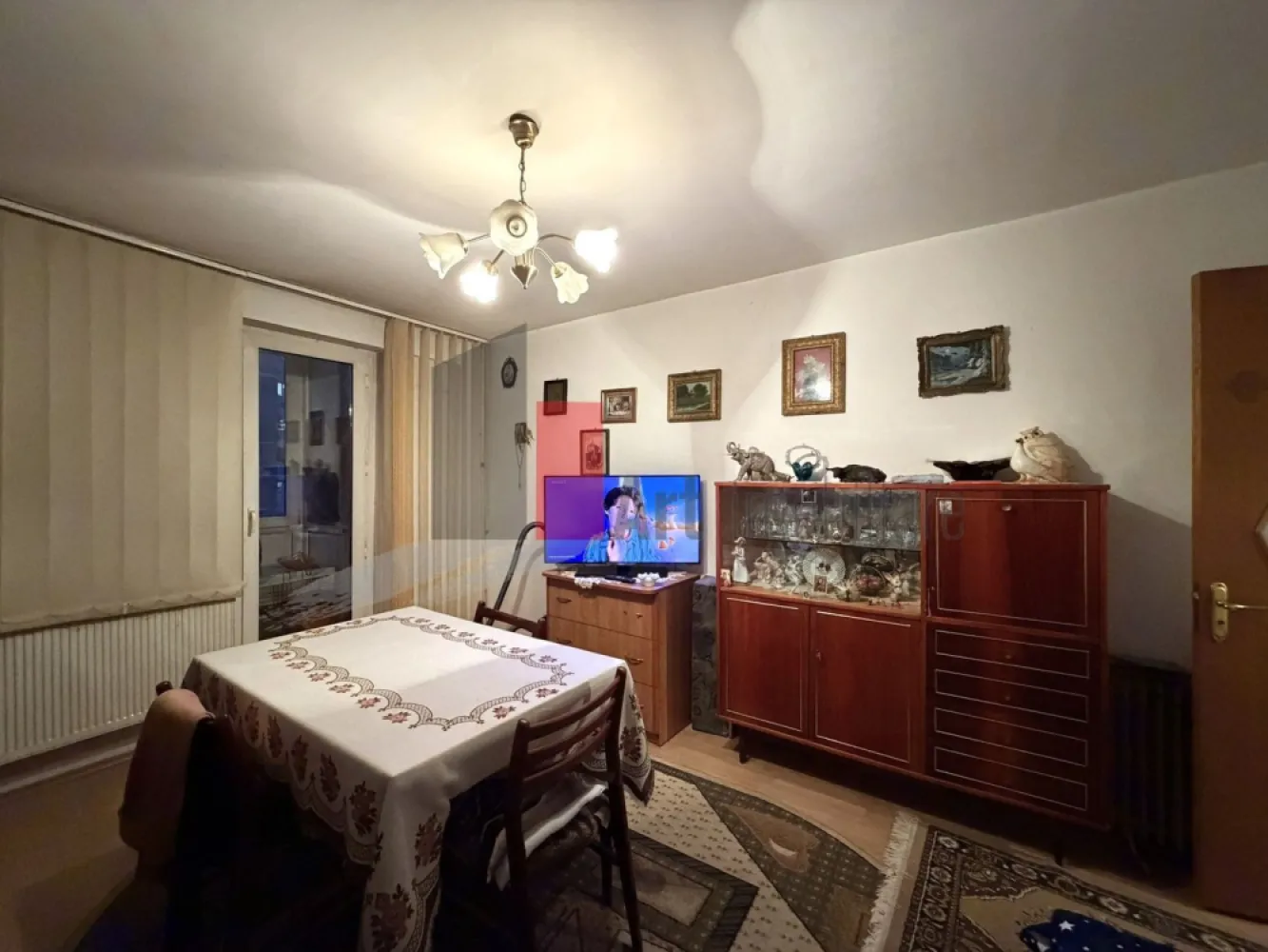 Apartament 2 camere Prelungirea Ghencea/Valea Oltului - Va prezentam spre achizitie un apartament de 2 camere, decomandat, in suprafata totala de 44,40 mp din care un balcon inchis de 2,88 mp, format din 2 camere, bucatarie si baie cu cada. 

Apartamentul este situat la etajul 6 din 10, intr-un bloc construit in 1973 si pozitionat stradal pe Bd. Prelungirea Ghencea foarte aproape de intersectia cu Valea Oltului. 
Blocul este bine pozitionat, cu acces rapid la multe facilitati: statia de metrou Raul Doamnei se afla la cca 10 min de mers pe jos (750 m), statie de mijloace de transport este in fata blocului, supermarketuri, farmacii, cabinete veterinare, cafenele si restaurante sunt la distanta de mers pe jos, cel mai aproapiat magazin este la cca 50 de metri. In 20 de minute se poate ajunge pe jos si in Parcul Drumul Taberei. 

Apartamentul se incalzeste cu calorifere conectate la reteaua publica de termoficare, a trecut printr-o renovare generala insa, in prezent, necesita o renovare/improspatare pentru a fi adus la standardele actuale. 

Pretul este usor negociabil, actele sunt pregatite pentru vanzare, apartamentul se vinde fara obiectele personale din fotografii, comisionul agentiei este 0.