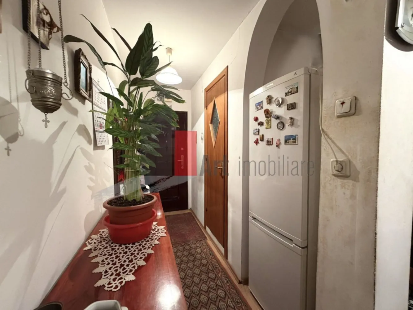 Apartament 2 camere Prelungirea Ghencea/Valea Oltului - Va prezentam spre achizitie un apartament de 2 camere, decomandat, in suprafata totala de 44,40 mp din care un balcon inchis de 2,88 mp, format din 2 camere, bucatarie si baie cu cada. 

Apartamentul este situat la etajul 6 din 10, intr-un bloc construit in 1973 si pozitionat stradal pe Bd. Prelungirea Ghencea foarte aproape de intersectia cu Valea Oltului. 
Blocul este bine pozitionat, cu acces rapid la multe facilitati: statia de metrou Raul Doamnei se afla la cca 10 min de mers pe jos (750 m), statie de mijloace de transport este in fata blocului, supermarketuri, farmacii, cabinete veterinare, cafenele si restaurante sunt la distanta de mers pe jos, cel mai aproapiat magazin este la cca 50 de metri. In 20 de minute se poate ajunge pe jos si in Parcul Drumul Taberei. 

Apartamentul se incalzeste cu calorifere conectate la reteaua publica de termoficare, a trecut printr-o renovare generala insa, in prezent, necesita o renovare/improspatare pentru a fi adus la standardele actuale. 

Pretul este usor negociabil, actele sunt pregatite pentru vanzare, apartamentul se vinde fara obiectele personale din fotografii, comisionul agentiei este 0.