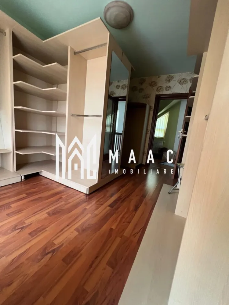 Vila | Ramnicu Valcea | Lenin Sud | De inchiriat - MAAC Imobiliare vă propune spre închiriere o vilă modernă D+P+1, situată în cartierul Lenin Sud din Râmnicu Vâlcea, într-o zonă liniștită, cu vedere panoramică deosebită și acces facil către principalele puncte de interes ale orașului.

Proprietatea are o suprafață utilă de 150 mp și este complet mobilată și utilată, fiind pregătită pentru mutare imediată. Compartimentarea este realizată inteligent pentru a oferi confort și funcționalitate, vila dispunând de un living spațios și luminos, bucătărie complet echipată, două dormitoare primitoare, cameră de dressing și două grupuri sanitare.

Unul dintre punctele forte ale proprietății este terasa generoasă închisă cu sticlă, un spațiu versatil ce poate fi utilizat pe tot parcursul anului, ideal pentru relaxare, socializare sau zonă de dining cu priveliște panoramică.

Locuința beneficiază de centrală termică proprie pe gaz, asigurând confort termic și eficiență pe tot parcursul anului.

În plus, imobilul dispune de garaj subteran, oferind siguranță și confort pentru autoturism.

Această proprietate reprezintă alegerea ideală pentru persoanele care își doresc liniște, spațiu și un ambient modern într-una dintre cele mai apreciate zone rezidențiale din Râmnicu Vâlcea.

Pentru mai multe detalii și programarea unei vizionări, echipa MAAC Imobiliare vă stă la dispoziție.

ID: CP3080060