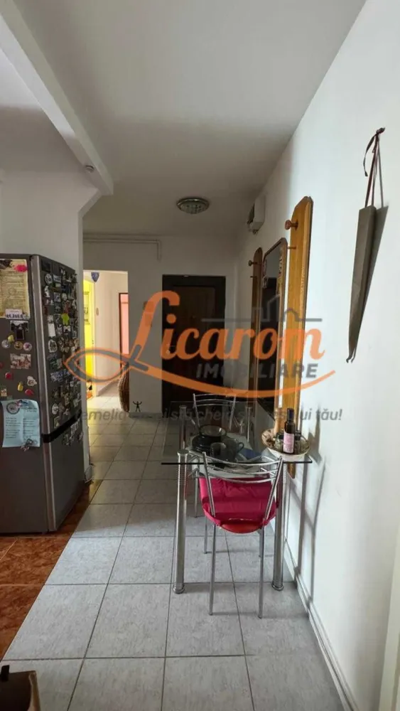 Apartament 3 camere decomandat Calea Bucuresti etaj 1/4 - Licarom imobiliare propune spre vanzare un apartament cu 3 camere situat in cartierul Astra zona Calea Bucuresti-Cocorului, zona foarte ușor accesibila.
Apartamentul este situat la etajul 1/4 si are structura decomandata.
Dispune de îmbunătățiri: centrala termica proprie, gresie si faianta, parchet laminat si geamuri termopan, inclusiv la balcon.
Se vinde mobilat si utilat asa cum se vede in fotografii.
Pretul este de 11300 euro usor negociabil.
În proximitatea imobilului găsim scoli, gradinite, magazine, banci si stații RATBV.
Pentru mai multe informatii si programari pentru vizionare, nu ezitati sa ne contactati la telefon 0723985424 Consultant imobiliar Liliana si 0741059397 Consultant imobiliar Calin.