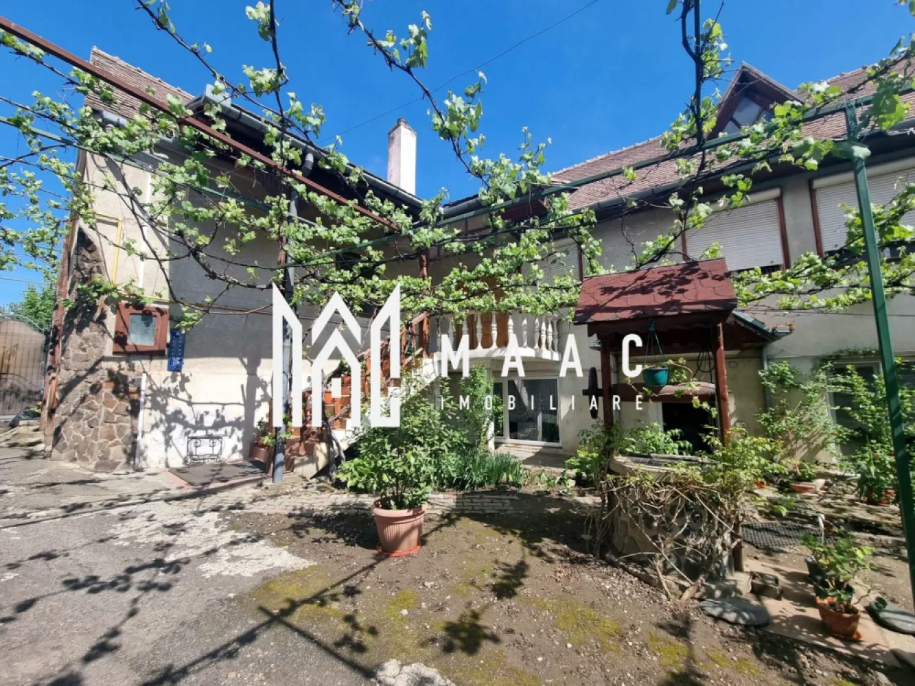 Casa 6 camere I 250MPU | 867MP Teren | Turnisor - MAAC Imobiliare vă oferă o oportunitate unică de achiziție - o casă de 250 mp utili în zona Turnișor. Această impresionantă proprietate este amplasată pe un teren generos de 867 mp, cu o deschidere la stradă de 15 metri liniari. Construcția este dispusă pe parter, etaj, terasă acoperită de 60 mp, pivniță de 40 mp, 2 garaje de 60 mp, o hală de 180 mp și o zonă de pod, complet amenajată. Imobilul poate fi compartimentat în două apartamente individuale, oferind multiple posibilități de utilizare a proprietății. Cu o curte spațioasă și o grădină generoasă, această proprietate oferă confort și libertate într-o locație de excepție. Pentru detalii suplimentare și pentru a programa o vizionare personală, vă rugăm să ne contactați și să menționați ID-ul anunțului: CP2011928. Nu ratați șansa de a vă achiziționa această proprietate unică! Contactați-ne astăzi pentru a face primul pas către realizarea visului dumneavoastră imobiliar! }}