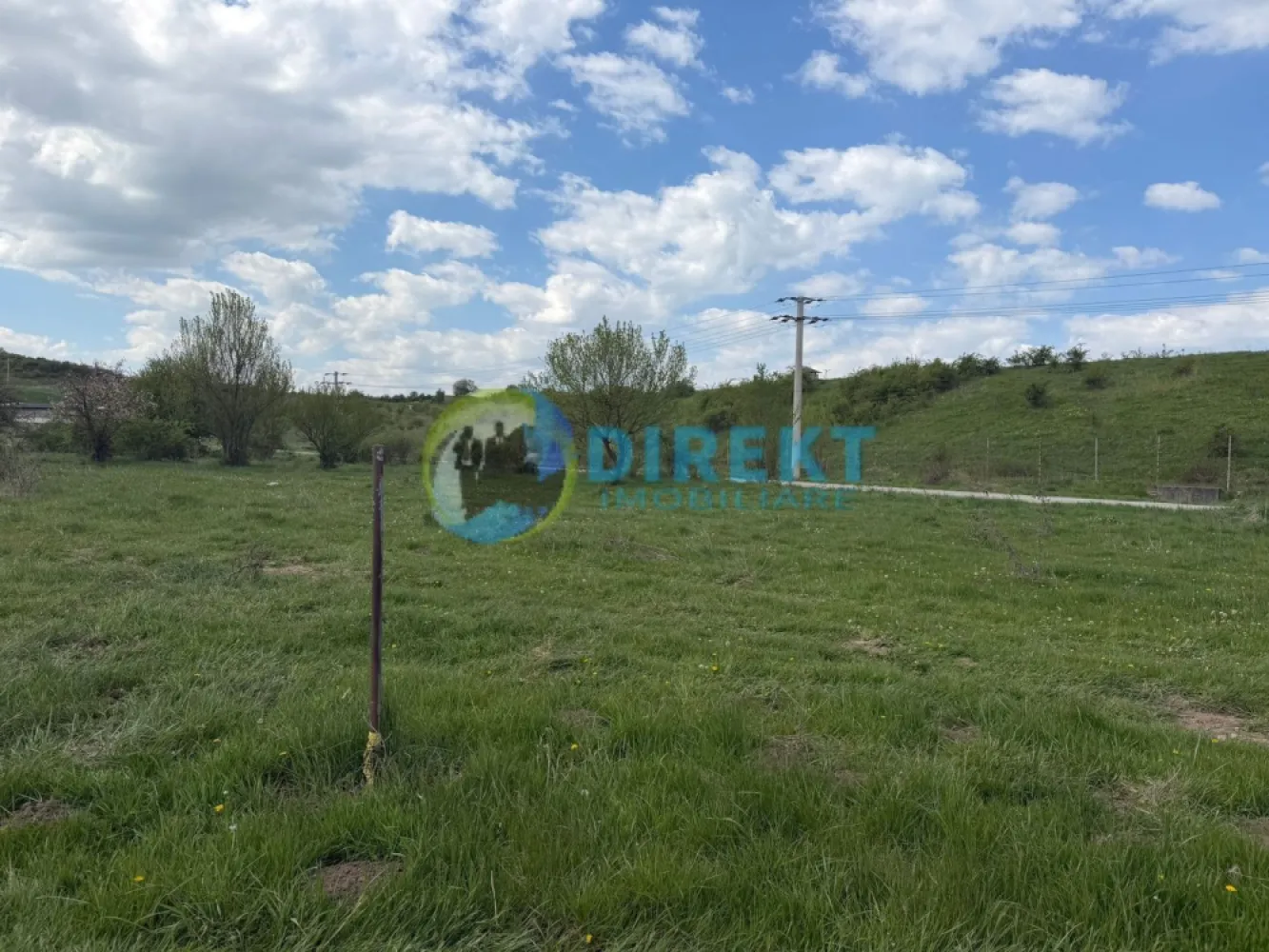 Teren intravilan , zona Zavoaie - Agentia Direkt Imobiliare propune spre vanzare teren intravilan.

Localizare : zona Zavoaie

Suprafata ; 100 mp

Deschidere la drumul de acces : 21.67 ml

Utilitati ; curent electric , apa .

Avantaje : Acces rapid din DN , drum de acces 9 m .

Vecinatati : case de locuit , zona Rezidentiala

Forma : Dreptunghiulara fara inclinatie.

Acte : Intabulat persoana fizica , la cerere solicitam certifica de urbanism .