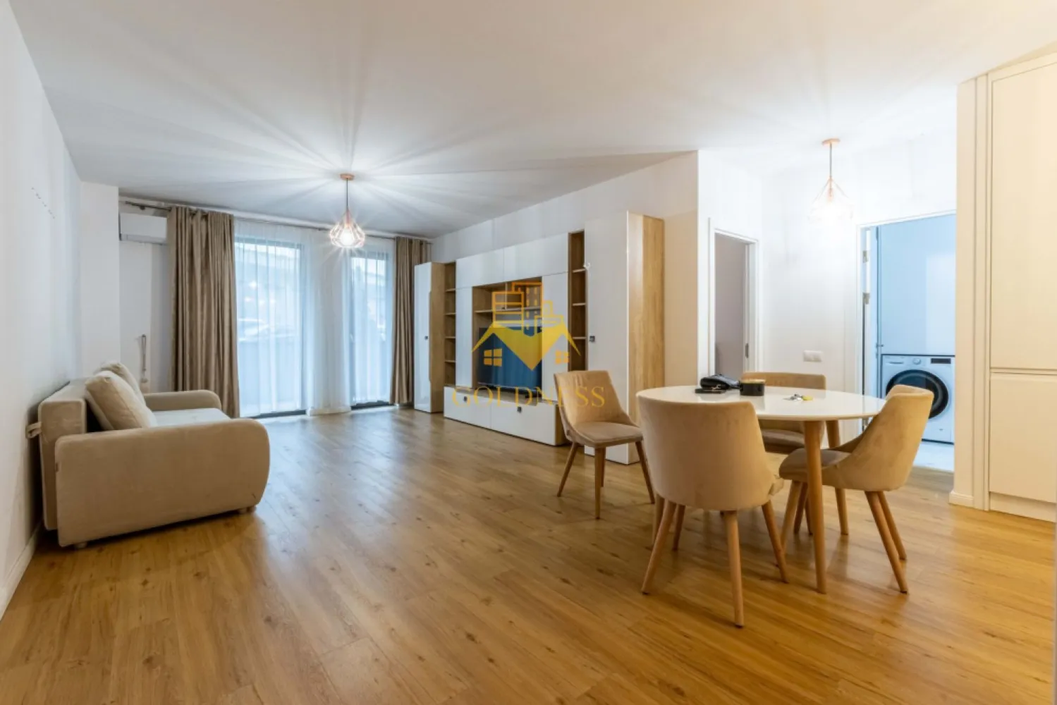 2 camere, modern, Zorilor, zona LIDL, totul nou, Scala Frunzisului - GOLDNESS Imobiliare vă propune spre închiriere un apartament cu 2 camere complet mobilat și utilat, la parter într-un imobil de 10 etaje, în cartierul Zorilor. Apartamentul este compartimentat astfel:
 - dormitor cu pat matrimonial, dulap pentru haine, noptiere
 - living cu bucatarie open-space complet utilată, canapea extensibla, loc de servit masa 
 - baie cu cabina de dus, calorifer port prosop inox și dulap pentru depozitare.
 - balcon de 10 mp.

Imobilul este dotat cu toate cele necesare- centrală proprie, mașină de spălat haine, frigider, plită electrică, hotă, TV, etc. 
Se află în apropierea stațiilor de transport în comun, magazine, restaurante, spații verzi, farmacii, etc. 
Dispune de parcare subterana proprie !
Dacă sunteți interesați de acest apartament și doriți să îl vizionați, dar și pentru alte oferte sau detalii nu ezitați să ne contactați telefonic sau prin e-mail - goldnessimobiliare@gmail.com. Vă stăm la dispoziție!
Pentru intermediere se percepe un comision de 50% din prețul chiriei!